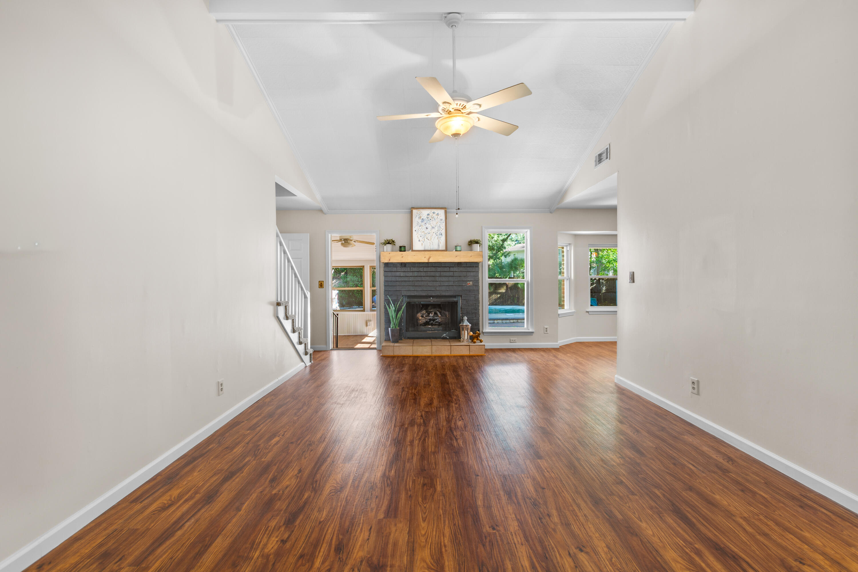 29 Hillcreek Boulevard