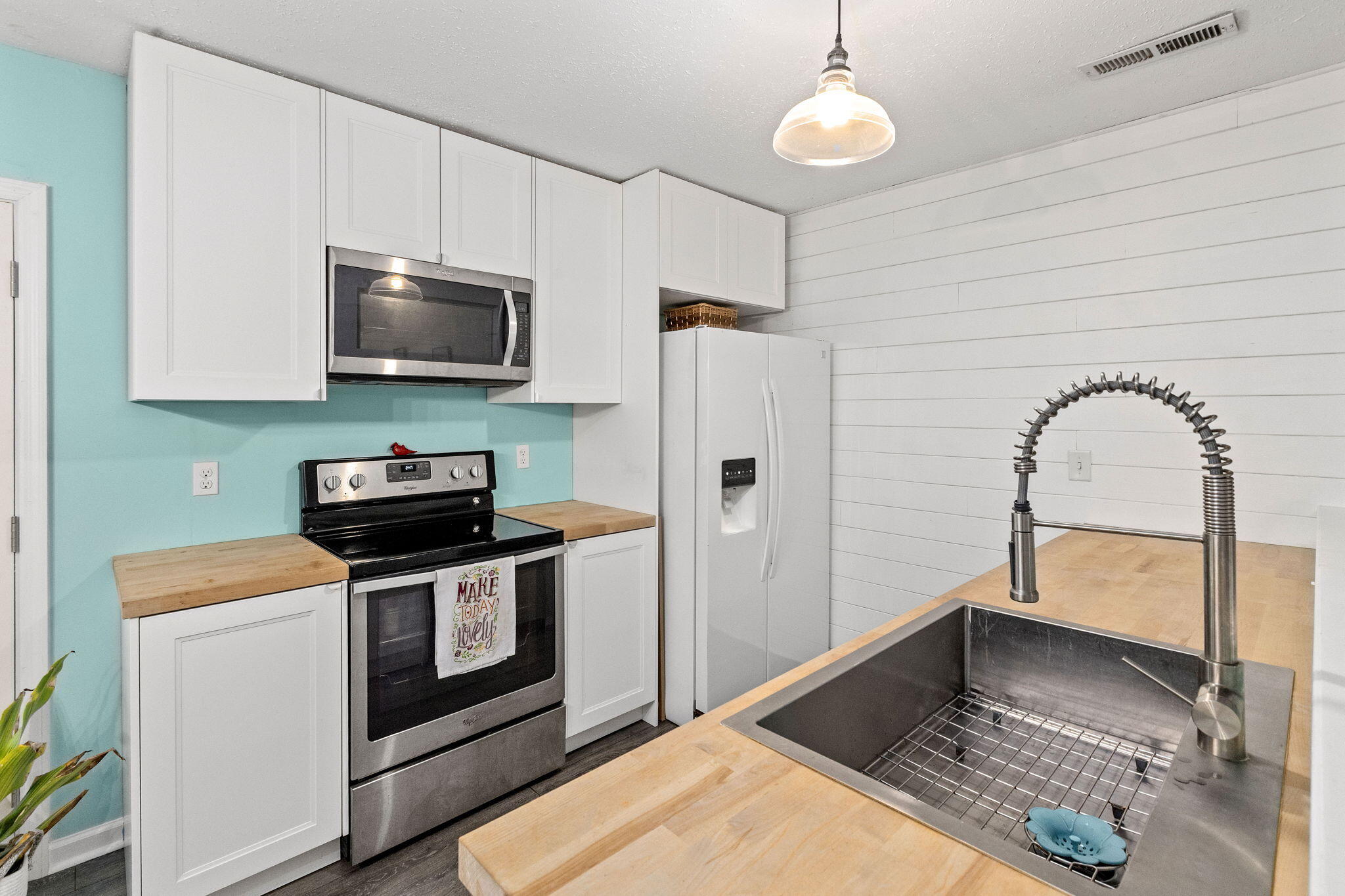 105 W Walnut Circle