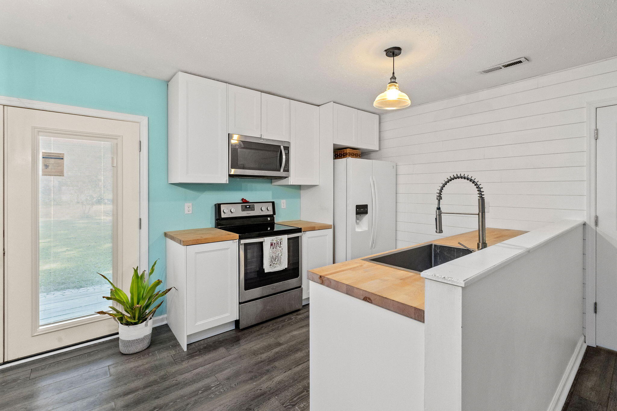 105 W Walnut Circle