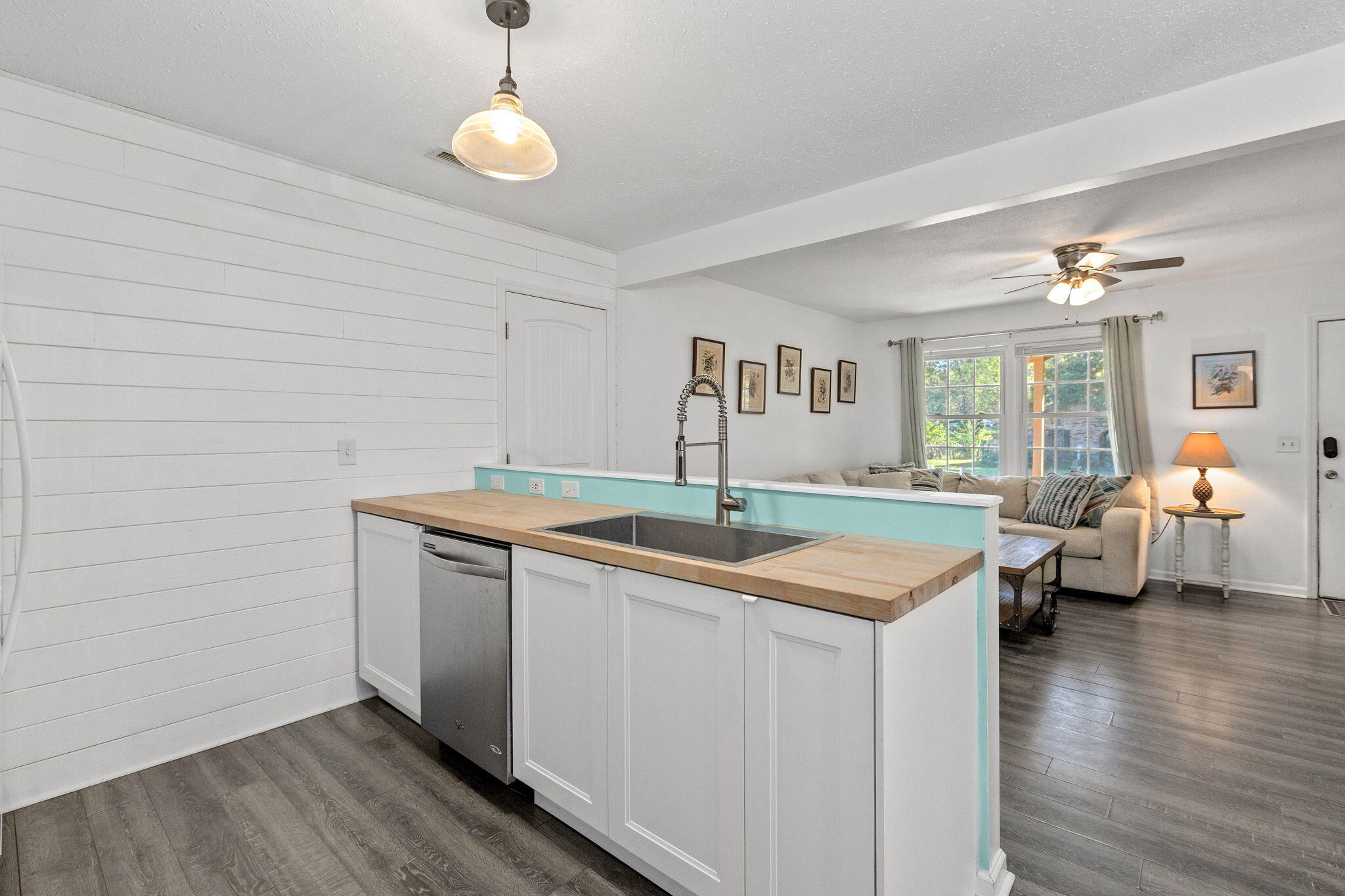 105 W Walnut Circle
