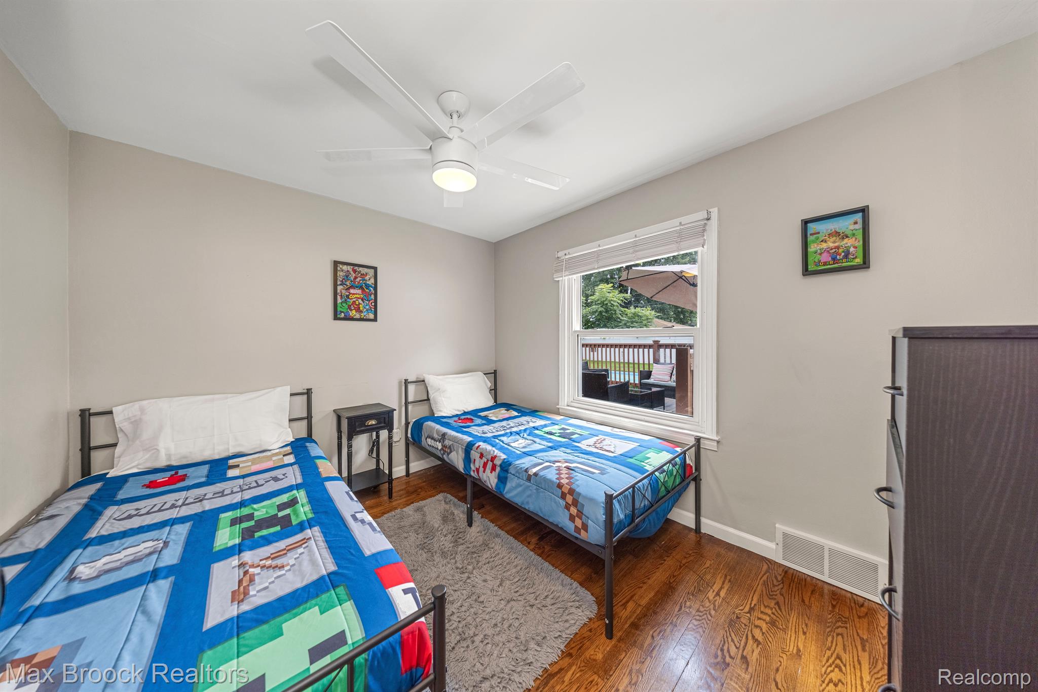 1008 E ROBERT Avenue