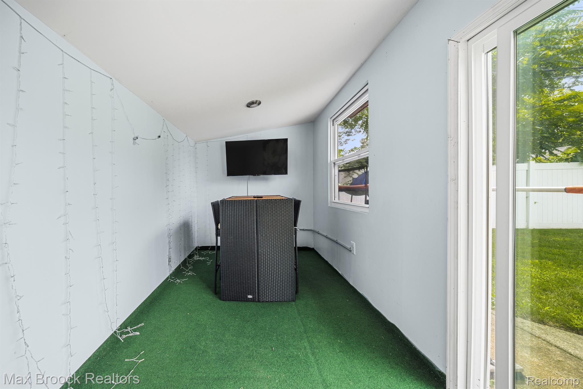 1008 E ROBERT Avenue