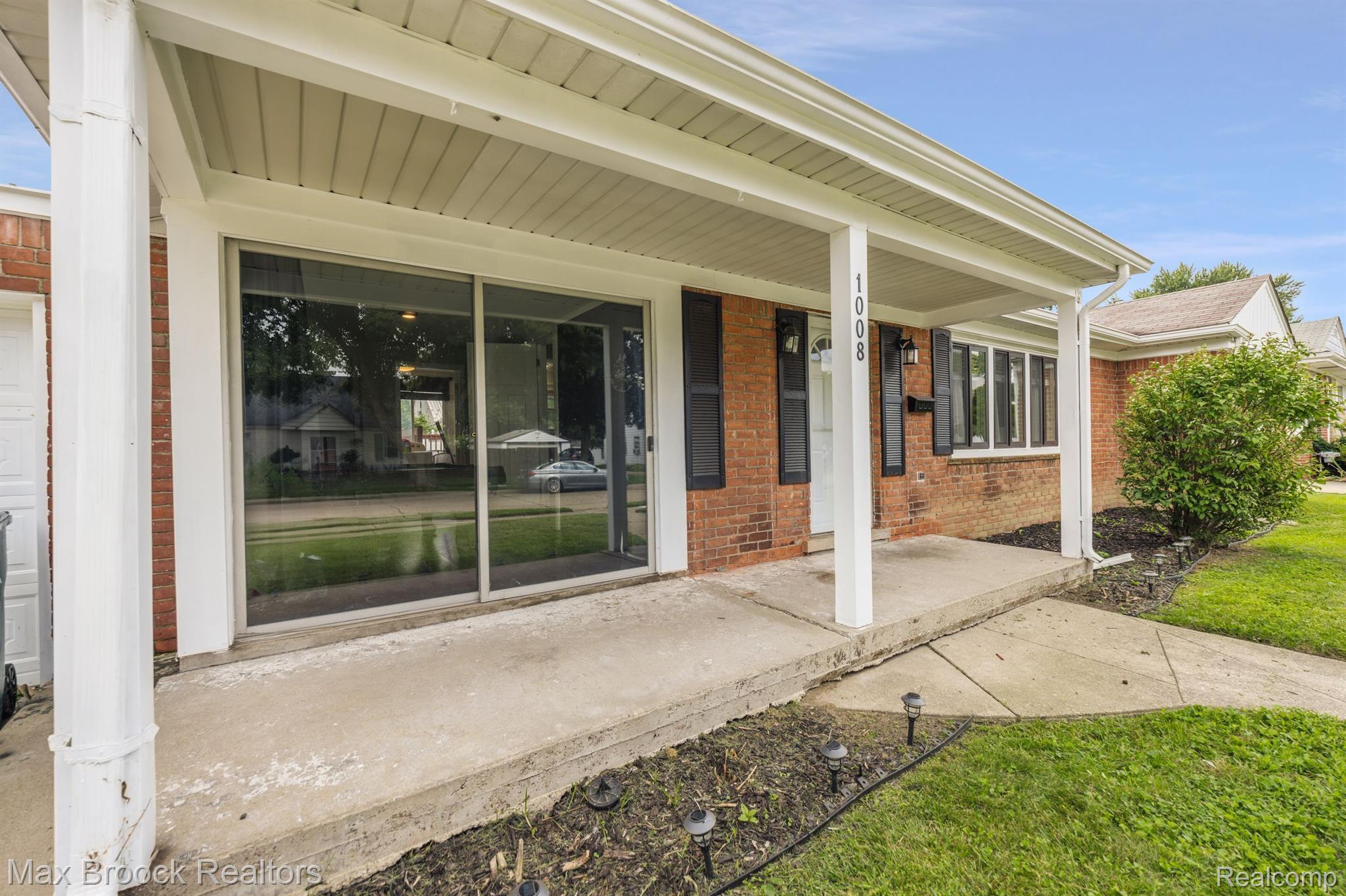 1008 E ROBERT Avenue