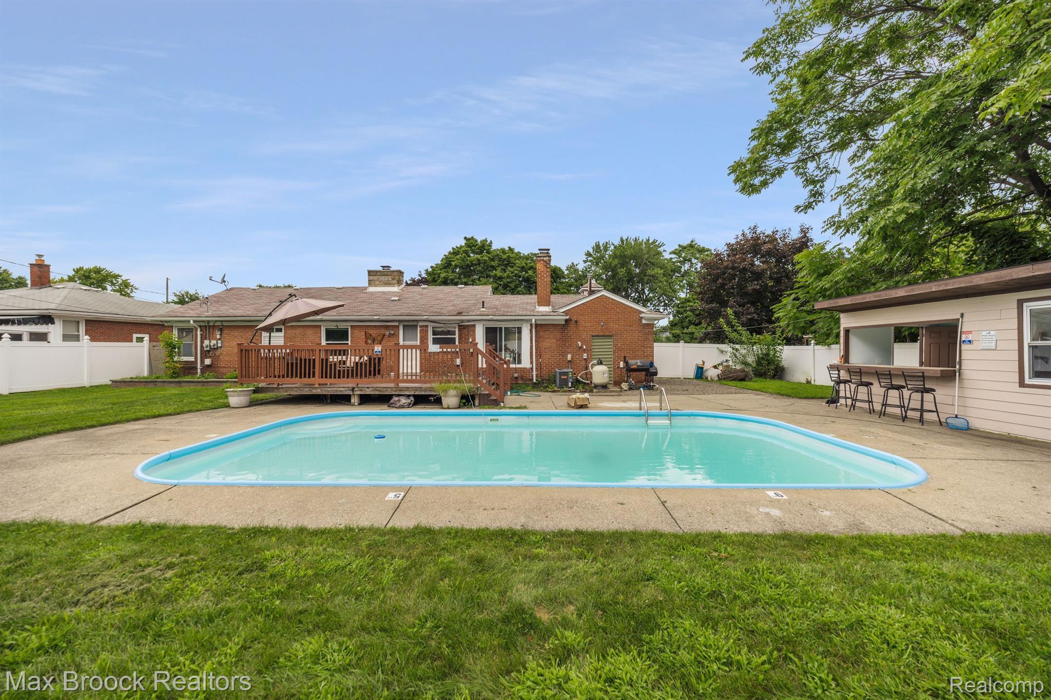 1008 E ROBERT Avenue