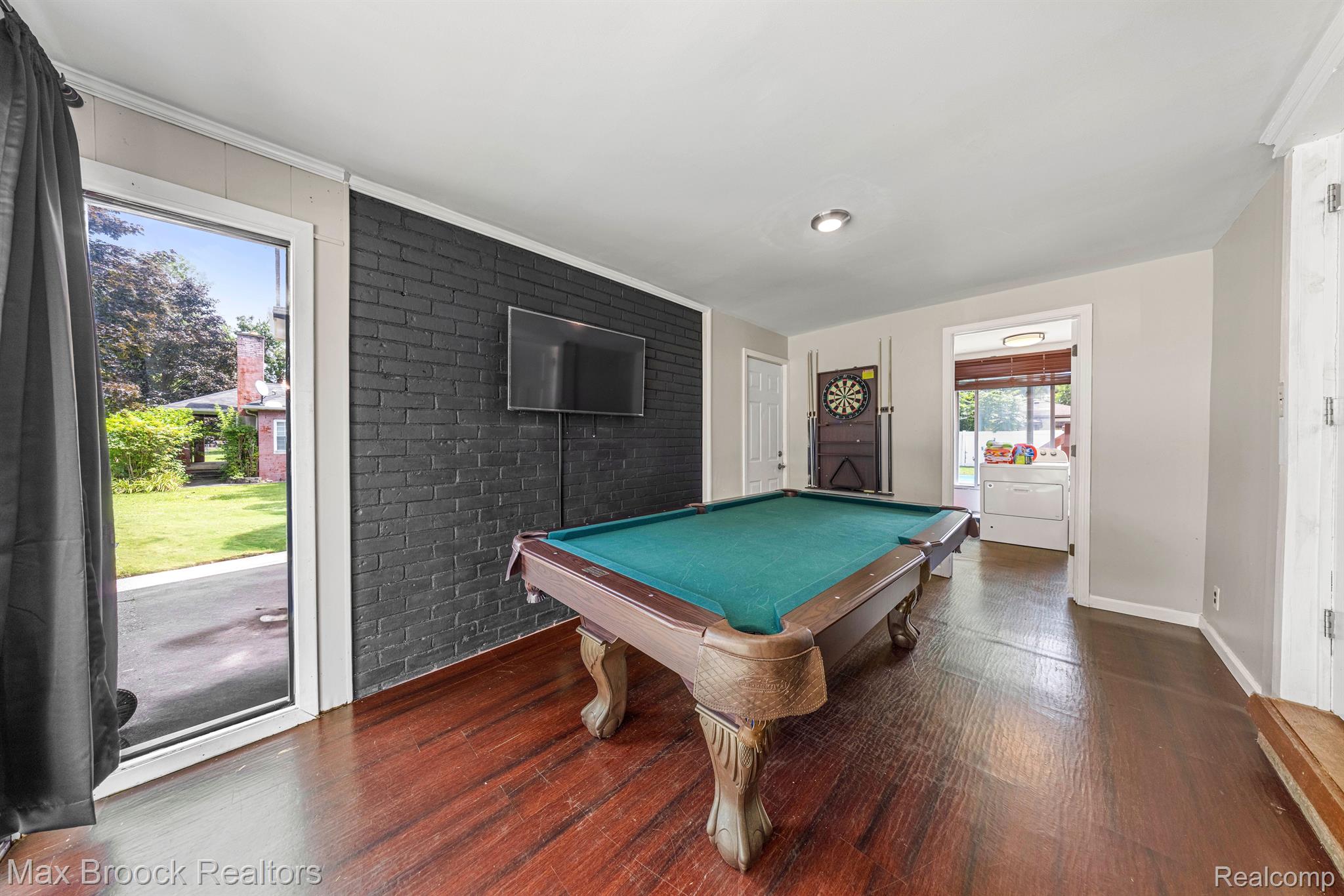 1008 E ROBERT Avenue