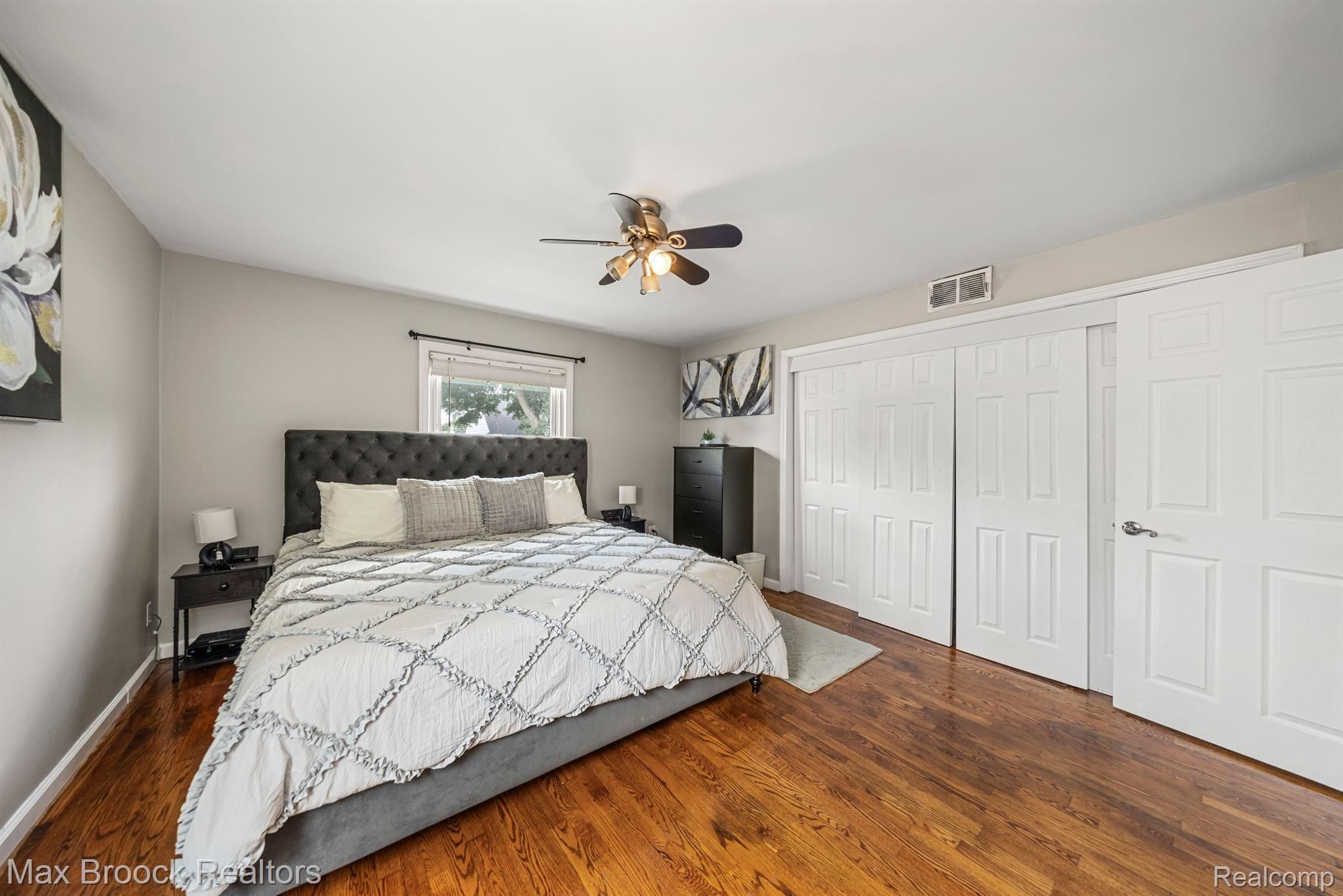 1008 E ROBERT Avenue