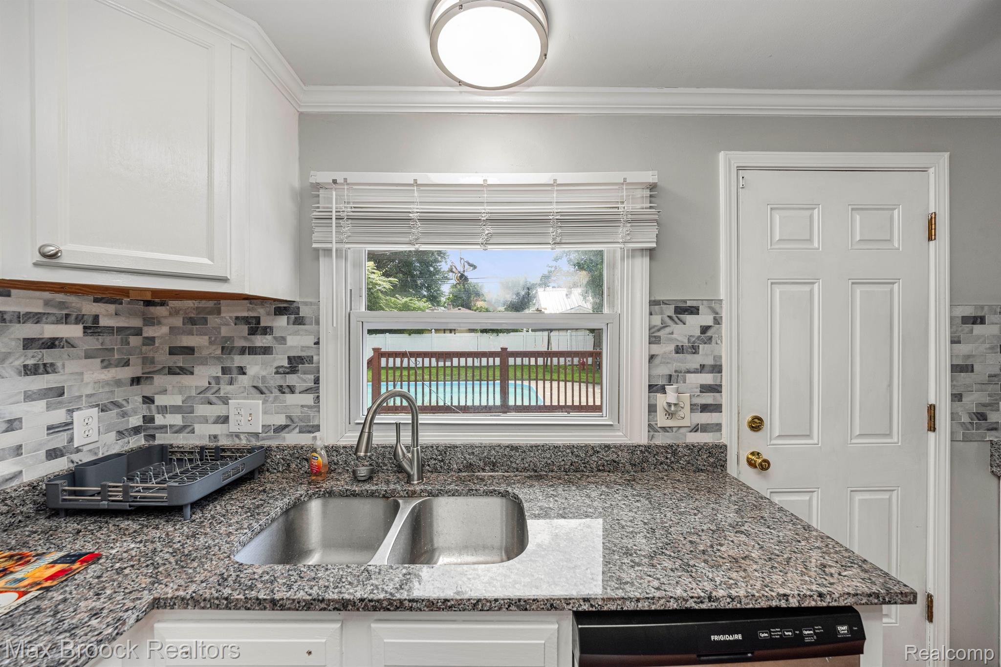 1008 E ROBERT Avenue