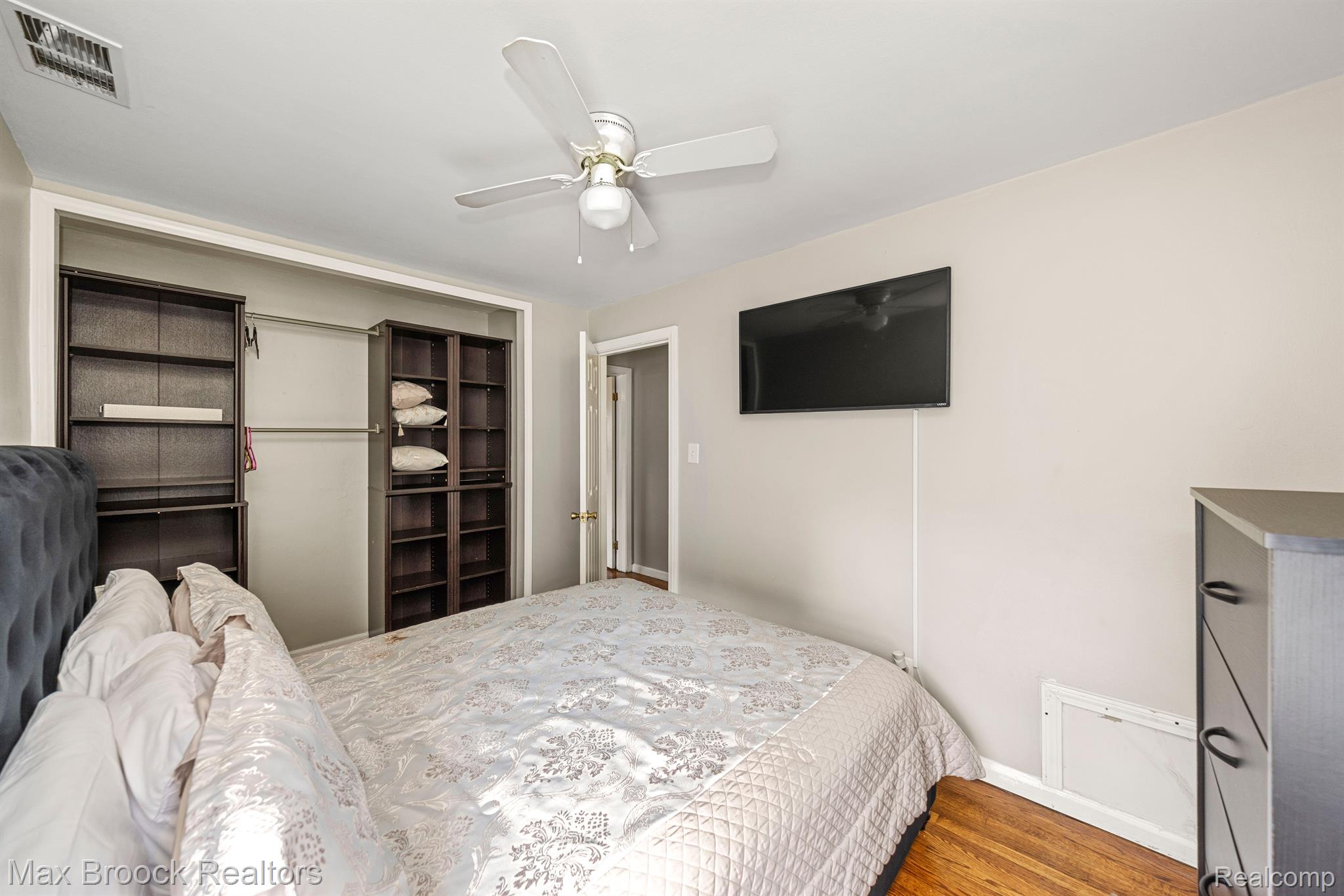 1008 E ROBERT Avenue