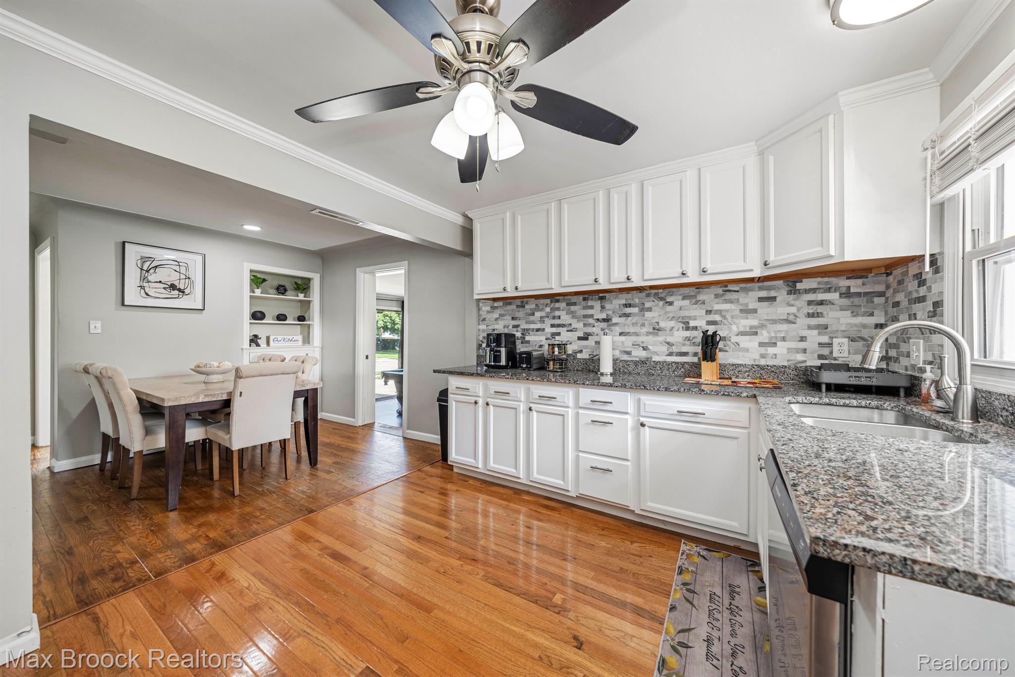 1008 E ROBERT Avenue