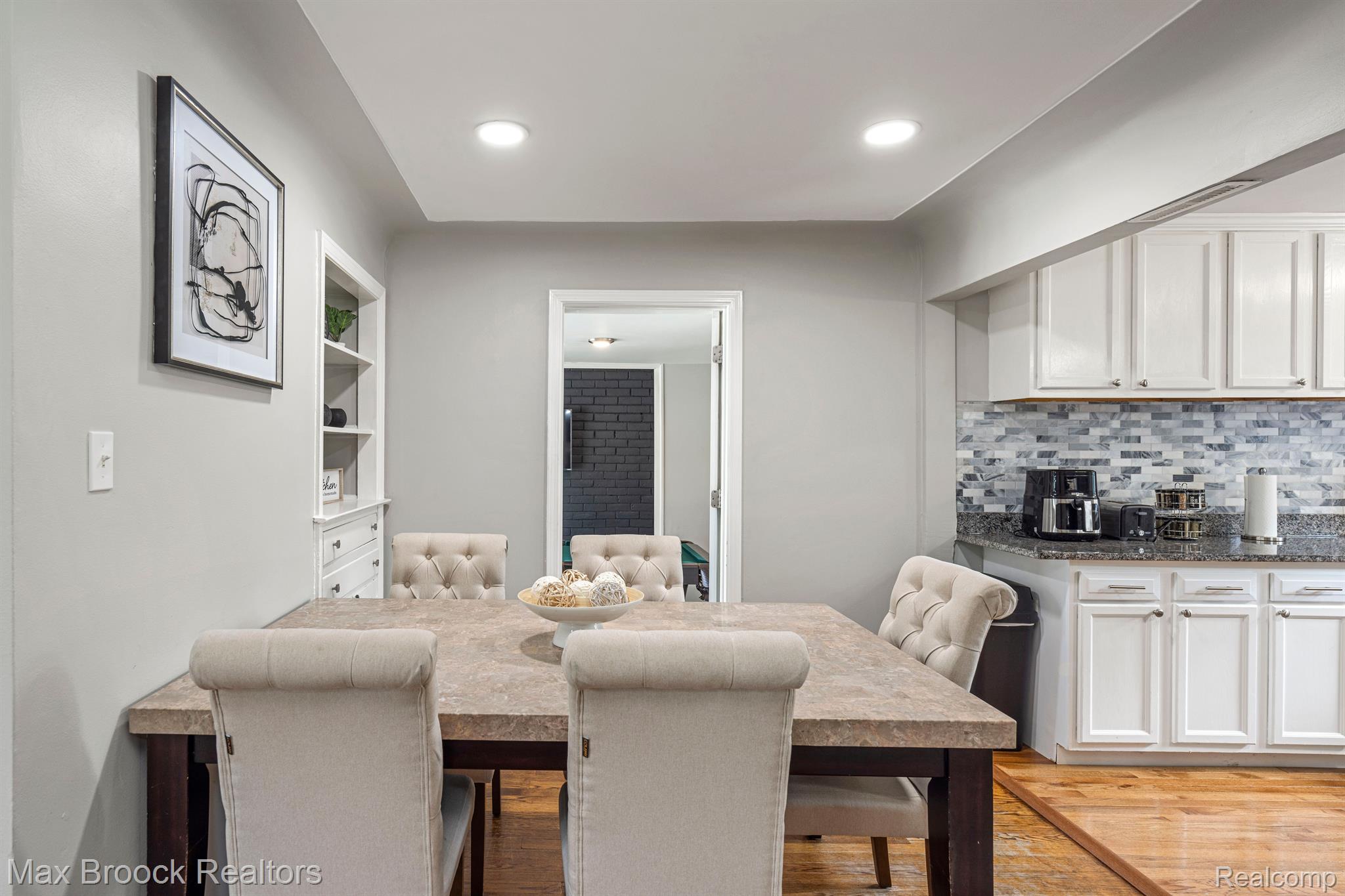 1008 E ROBERT Avenue