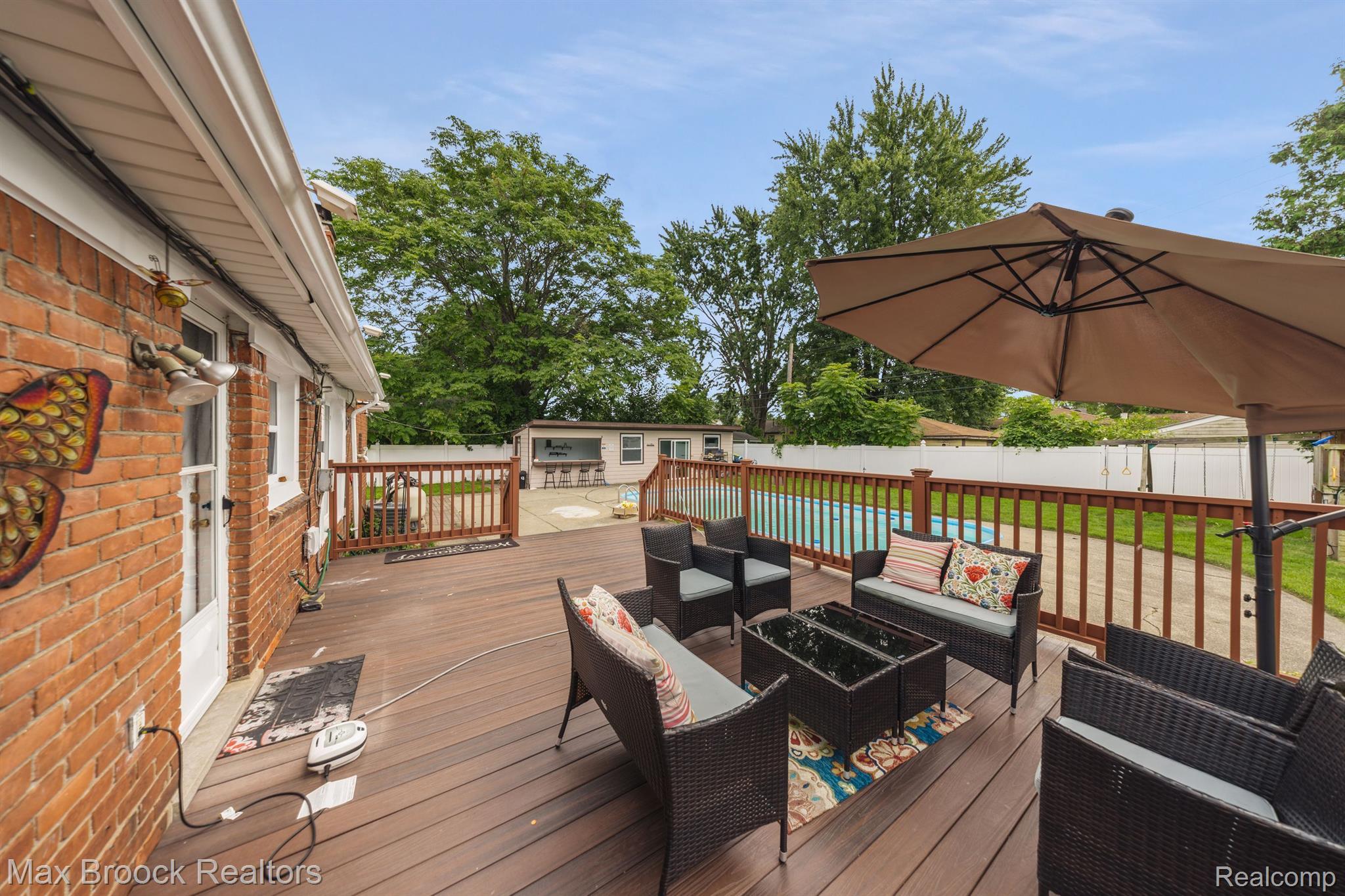 1008 E ROBERT Avenue