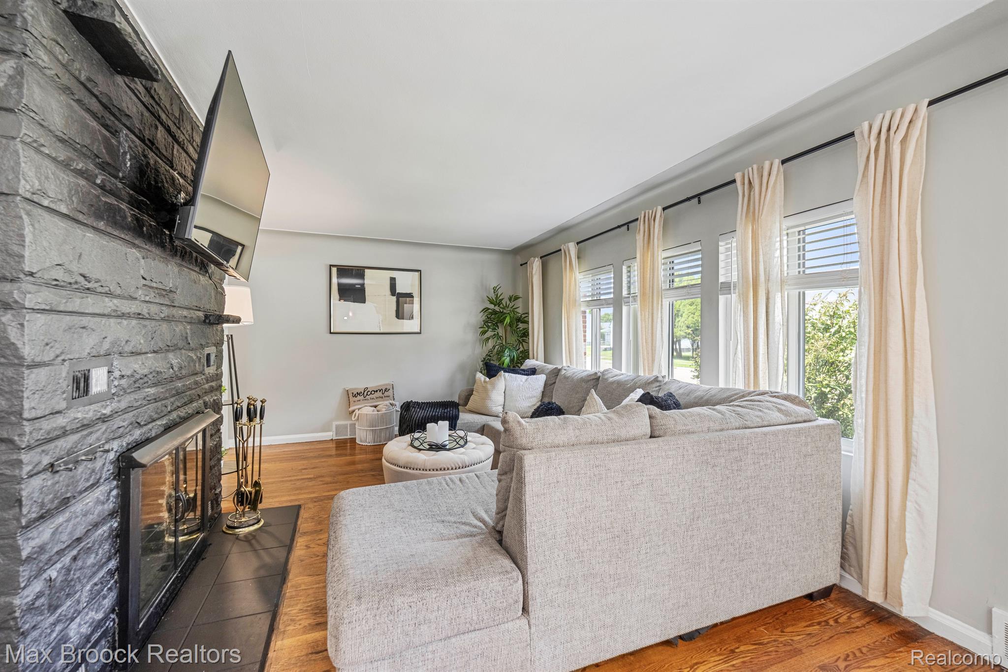 1008 E ROBERT Avenue