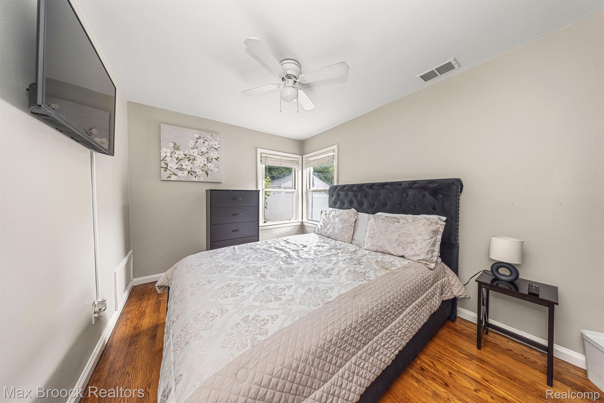 1008 E ROBERT Avenue