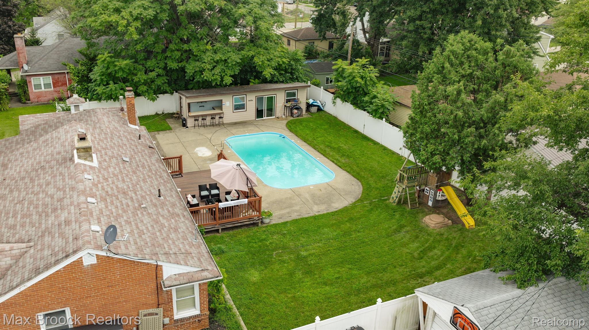 1008 E ROBERT Avenue