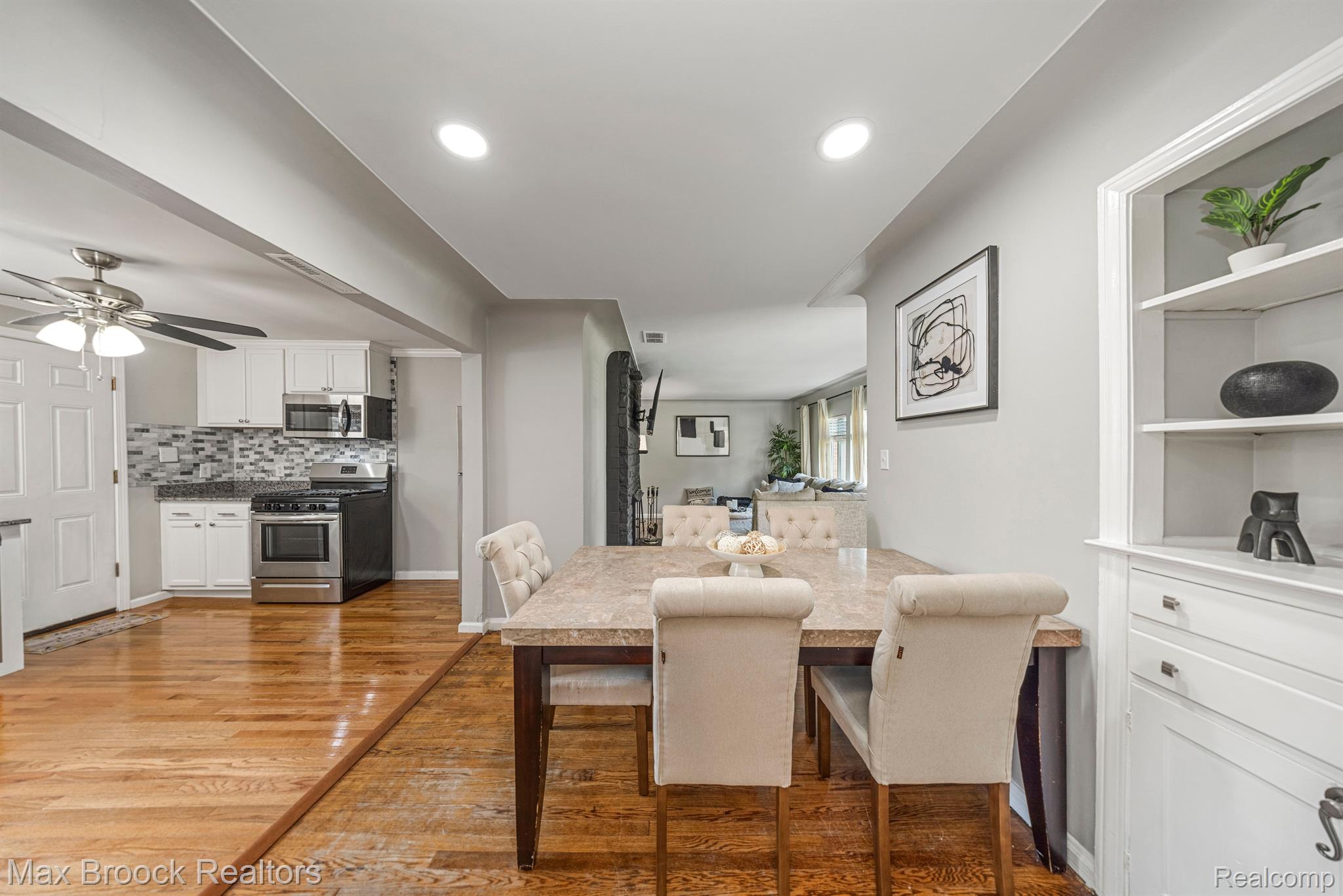 1008 E ROBERT Avenue