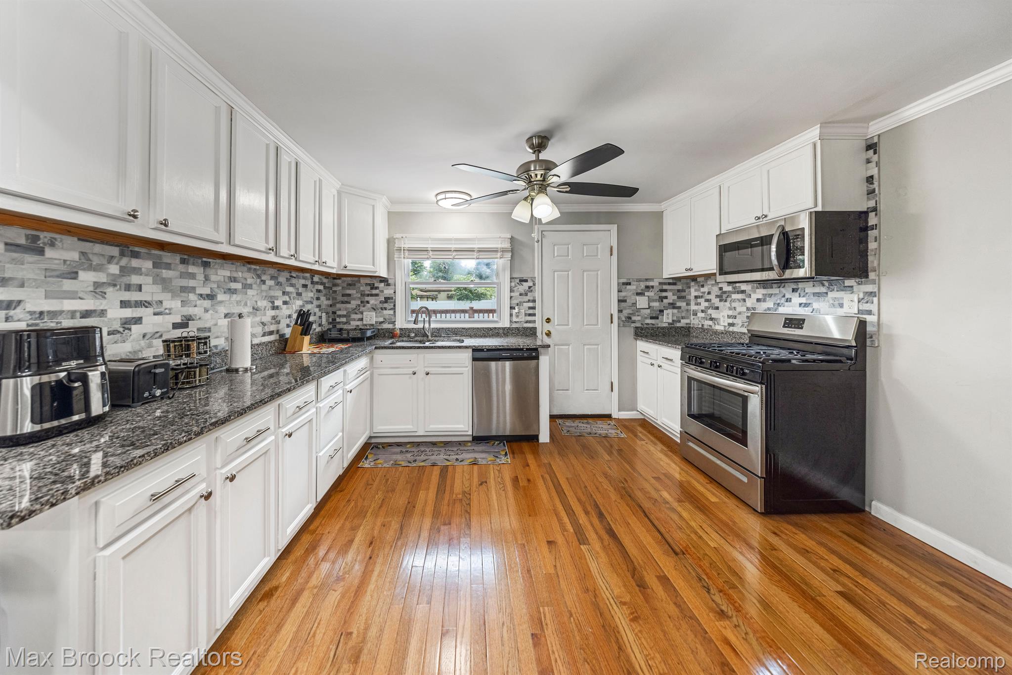 1008 E ROBERT Avenue