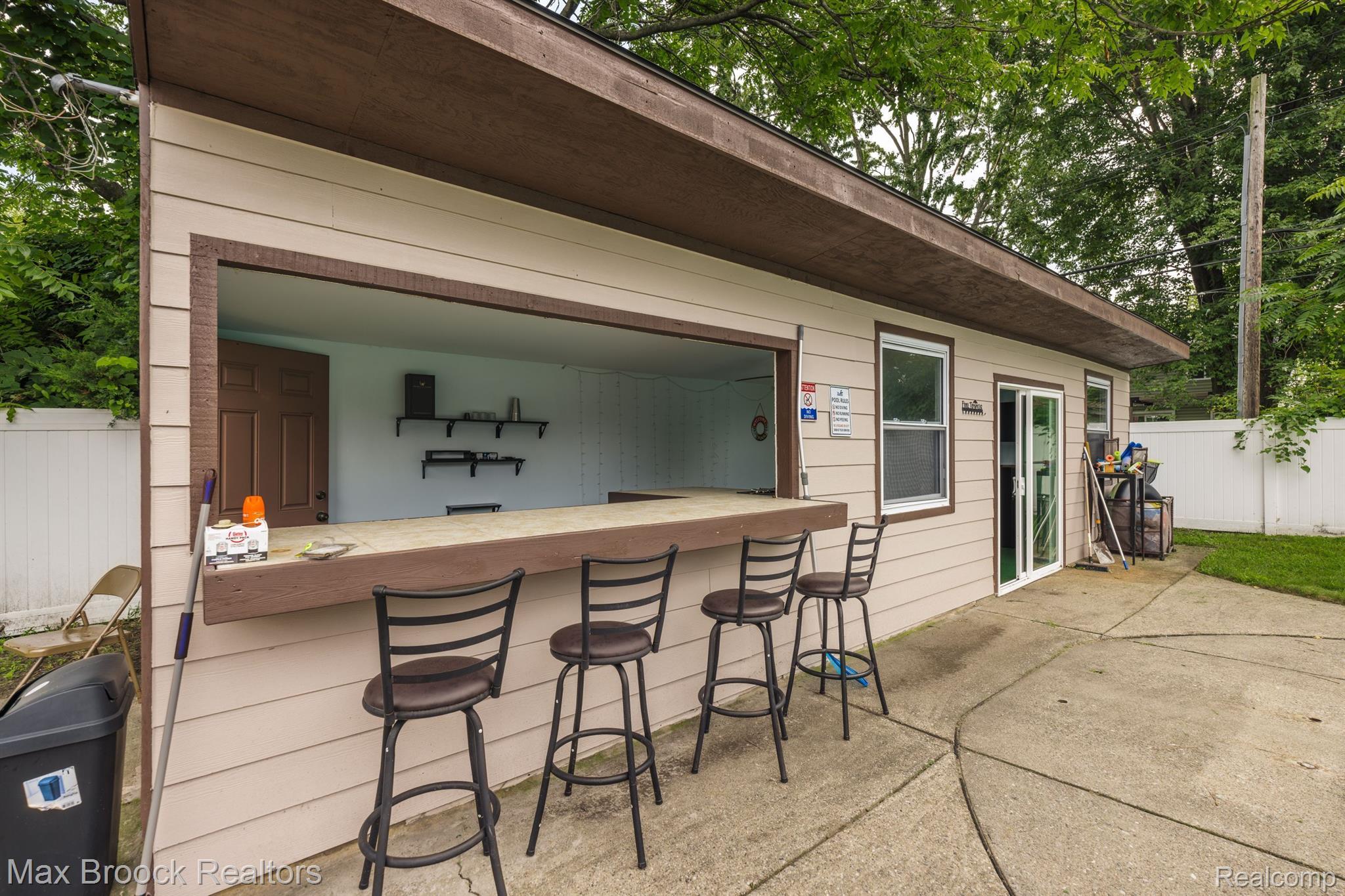 1008 E ROBERT Avenue