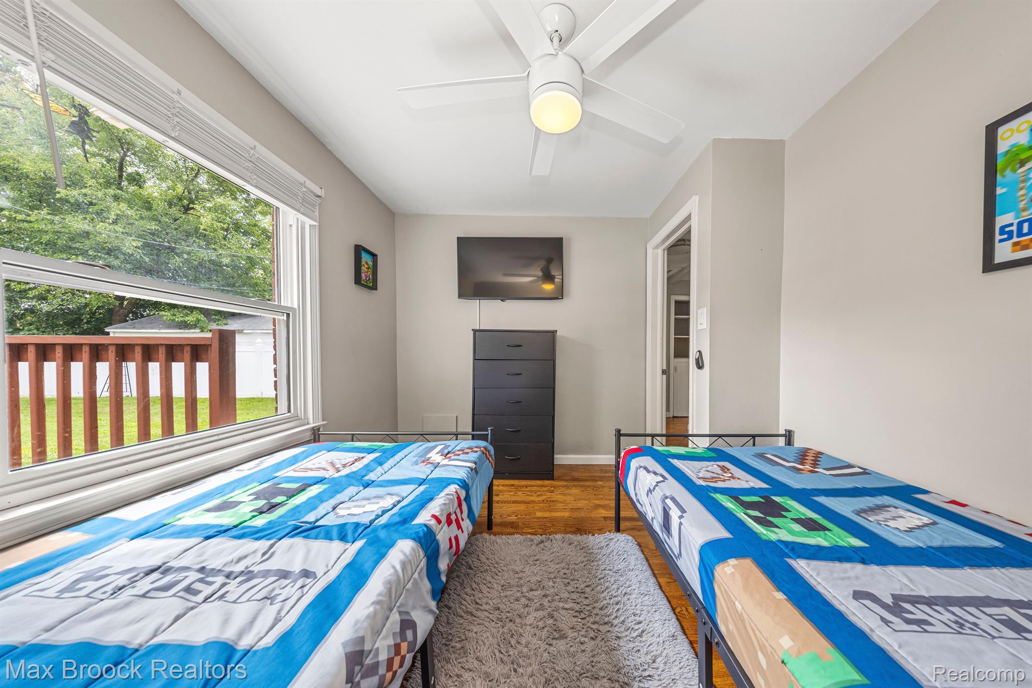 1008 E ROBERT Avenue