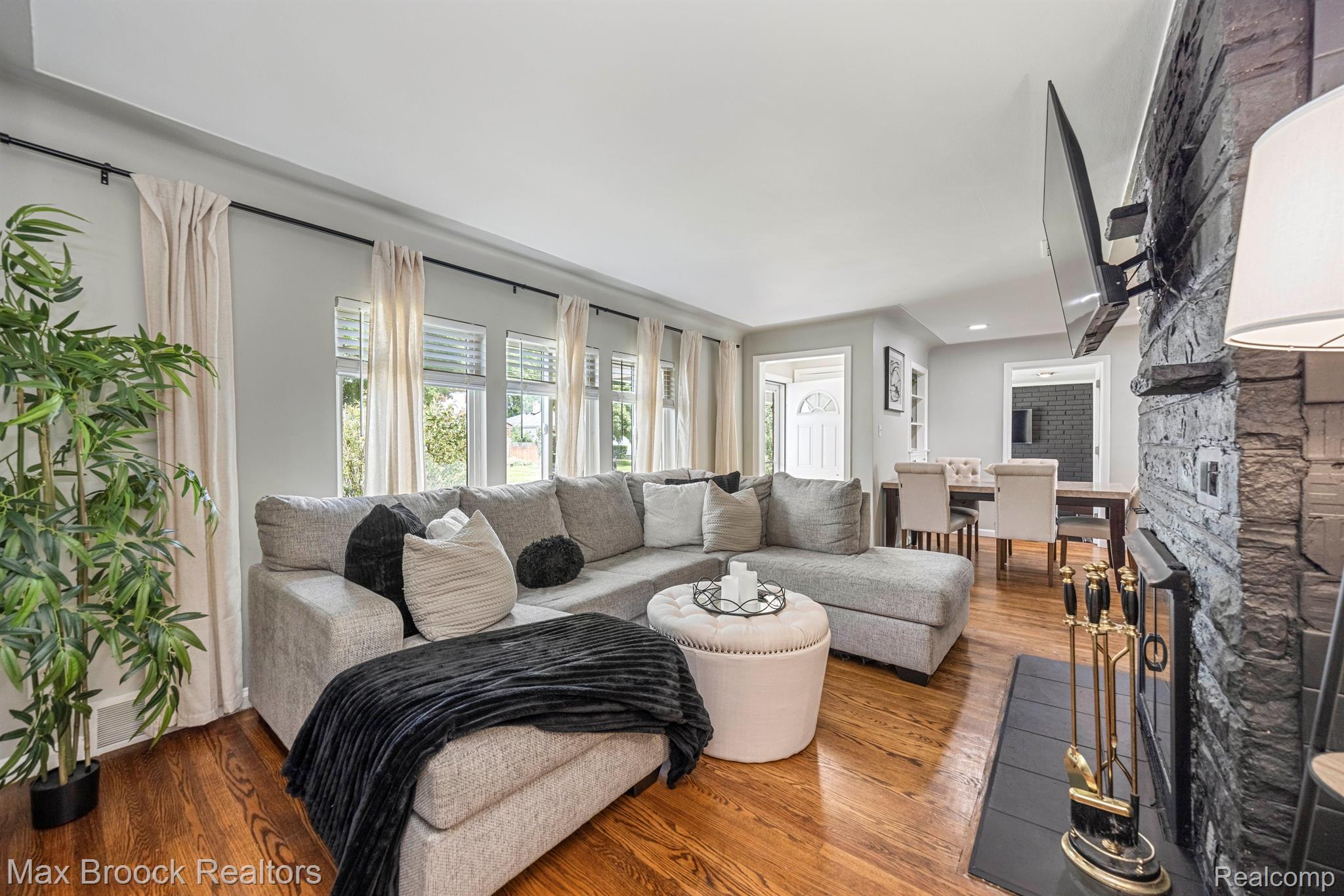 1008 E ROBERT Avenue