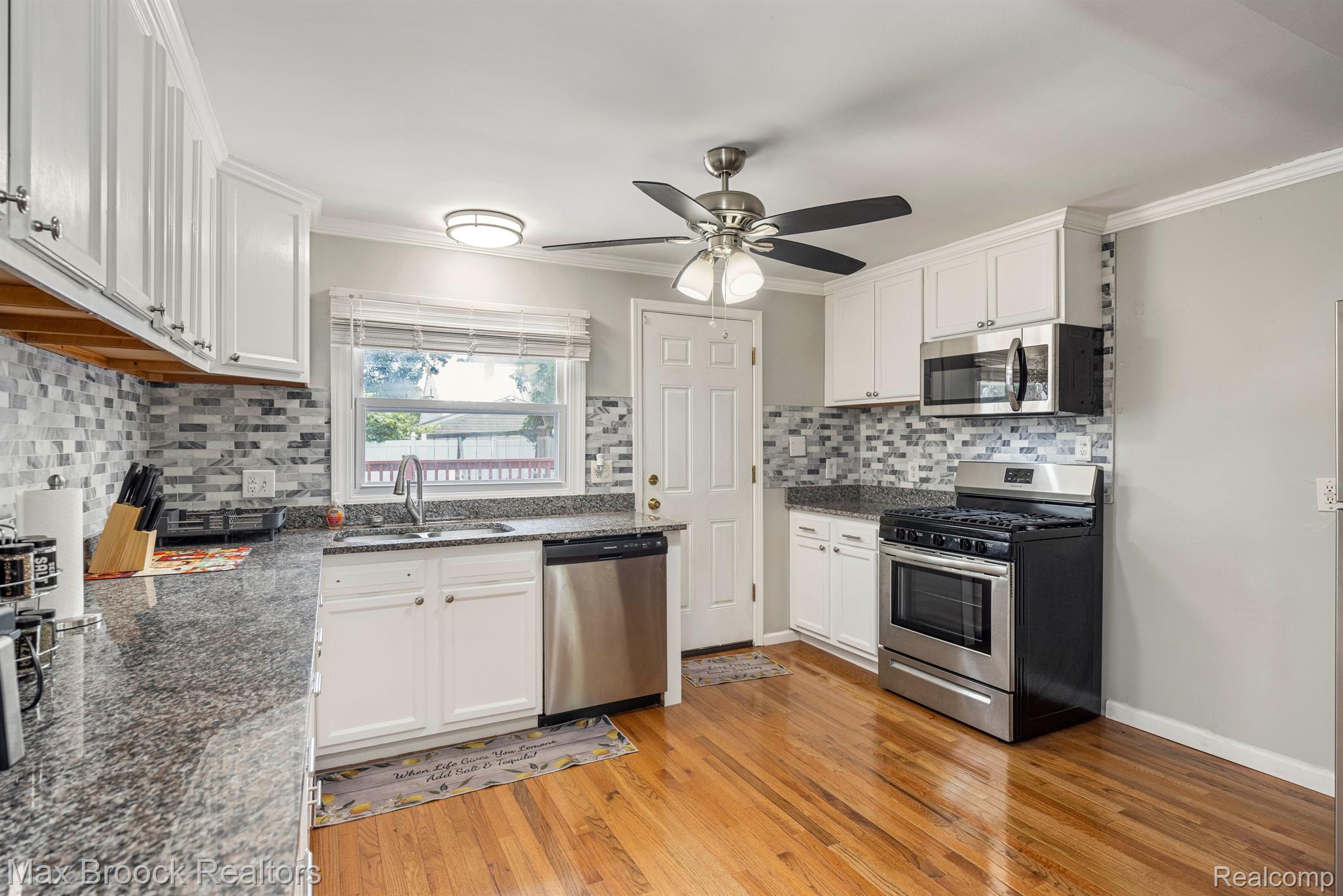 1008 E ROBERT Avenue