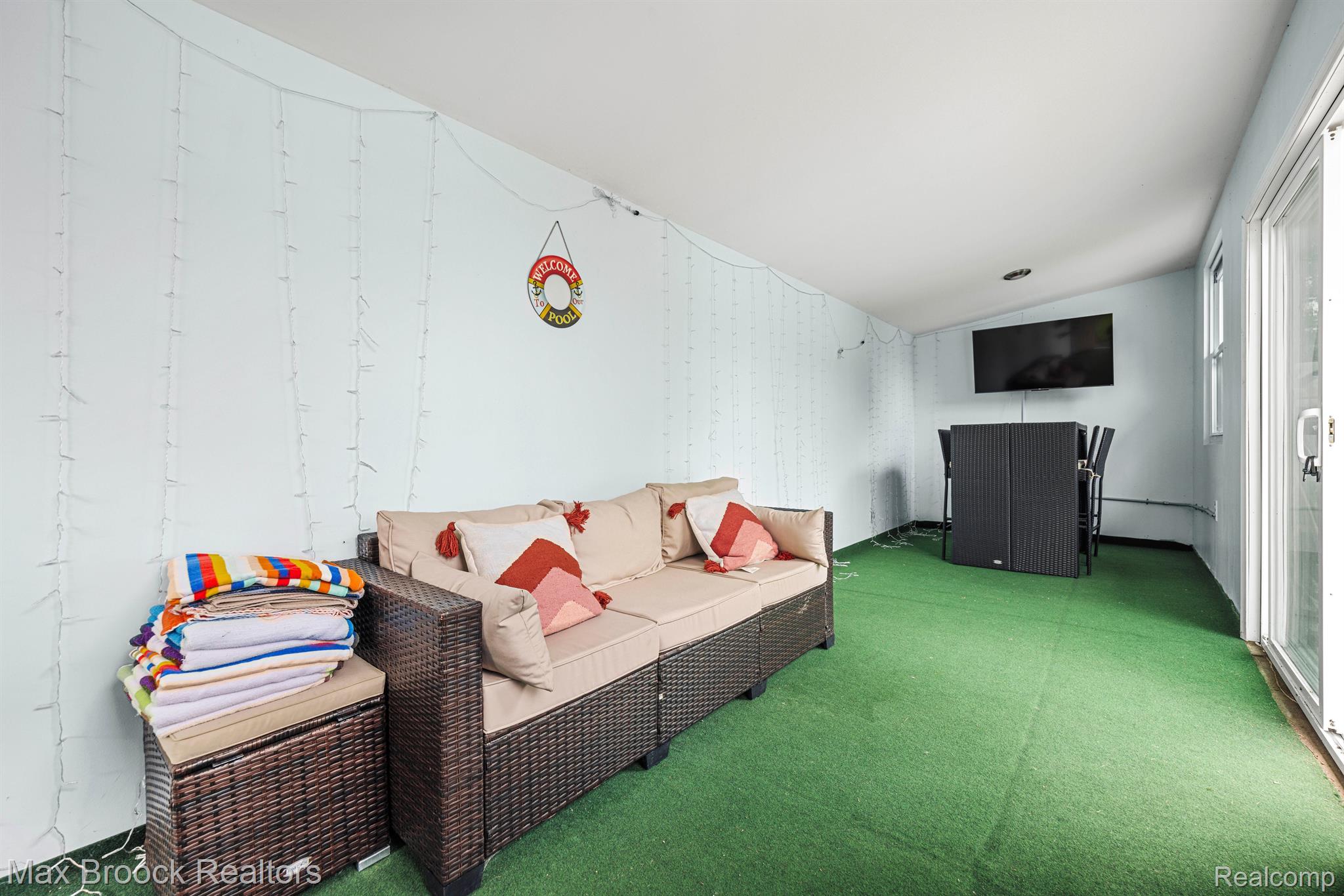 1008 E ROBERT Avenue