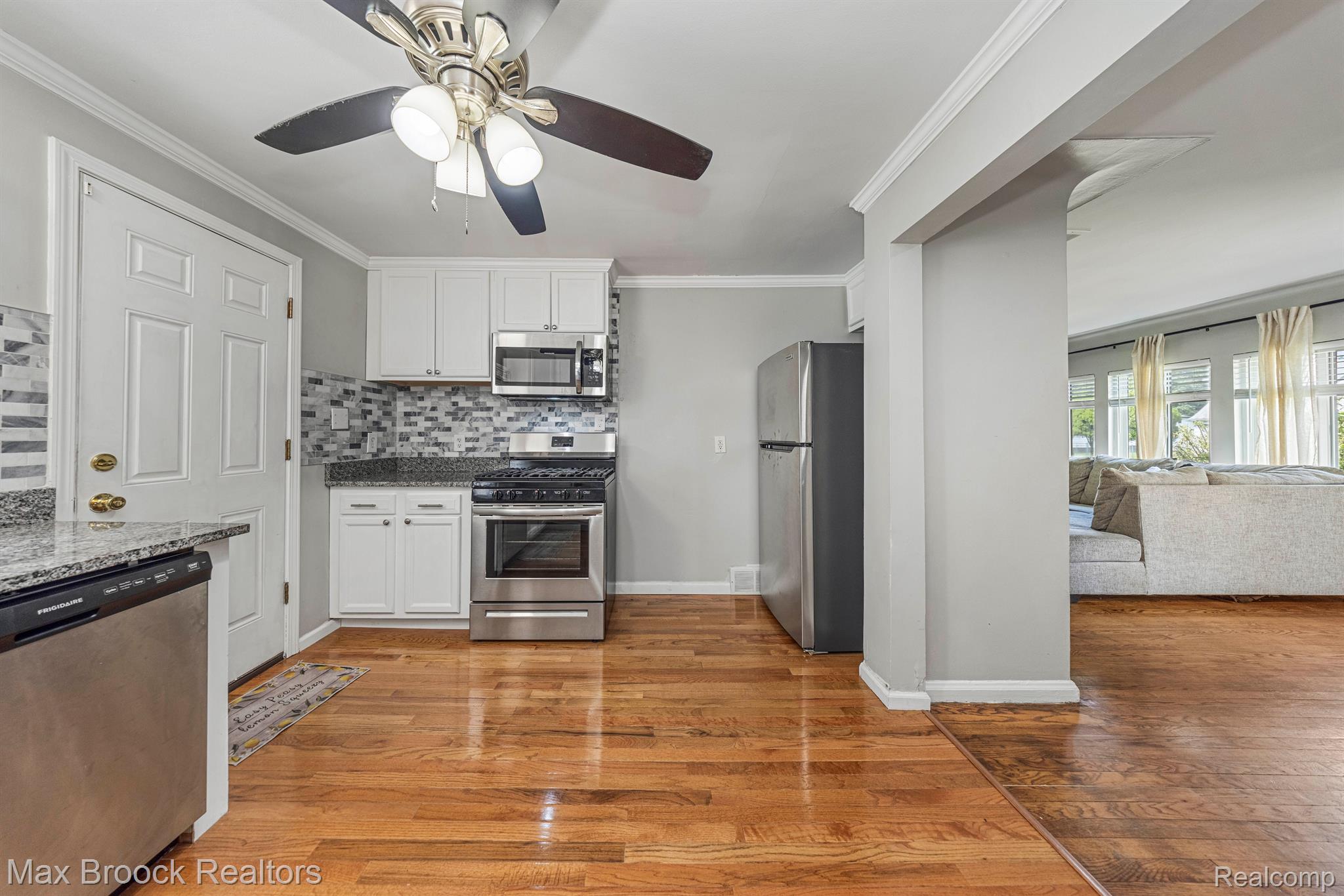 1008 E ROBERT Avenue