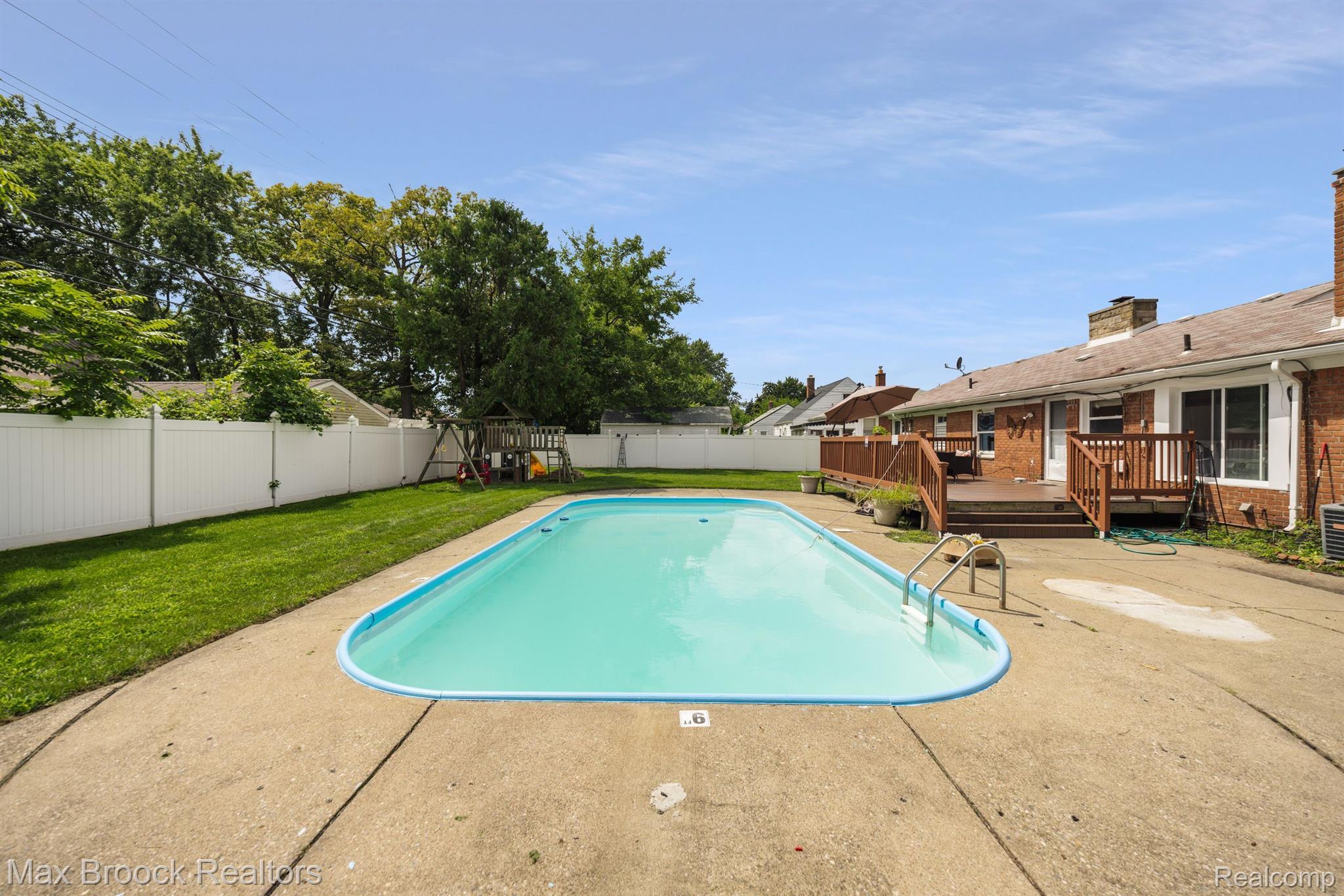 1008 E ROBERT Avenue