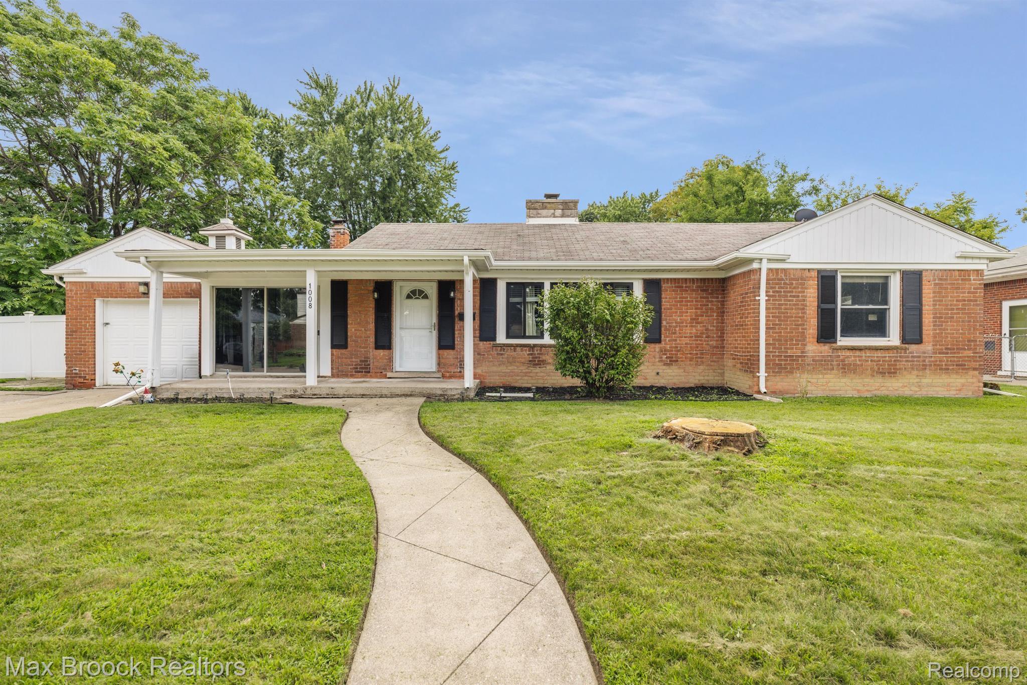 1008 E ROBERT Avenue