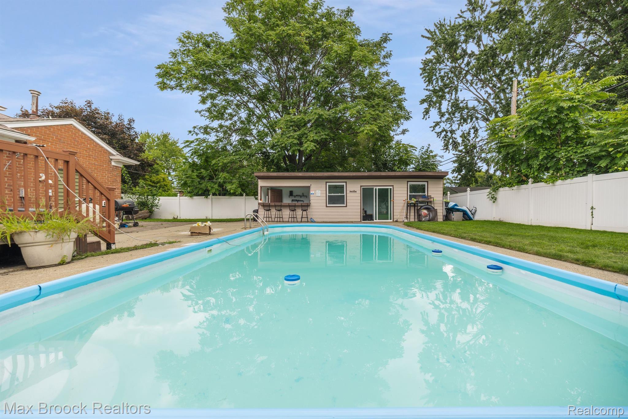 1008 E ROBERT Avenue