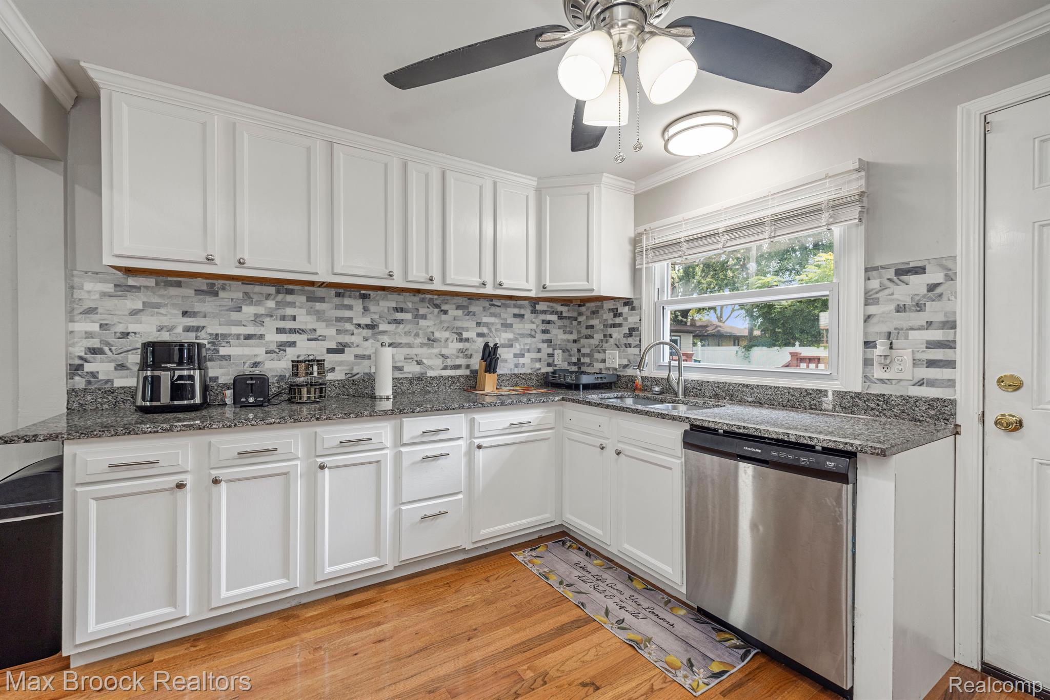 1008 E ROBERT Avenue