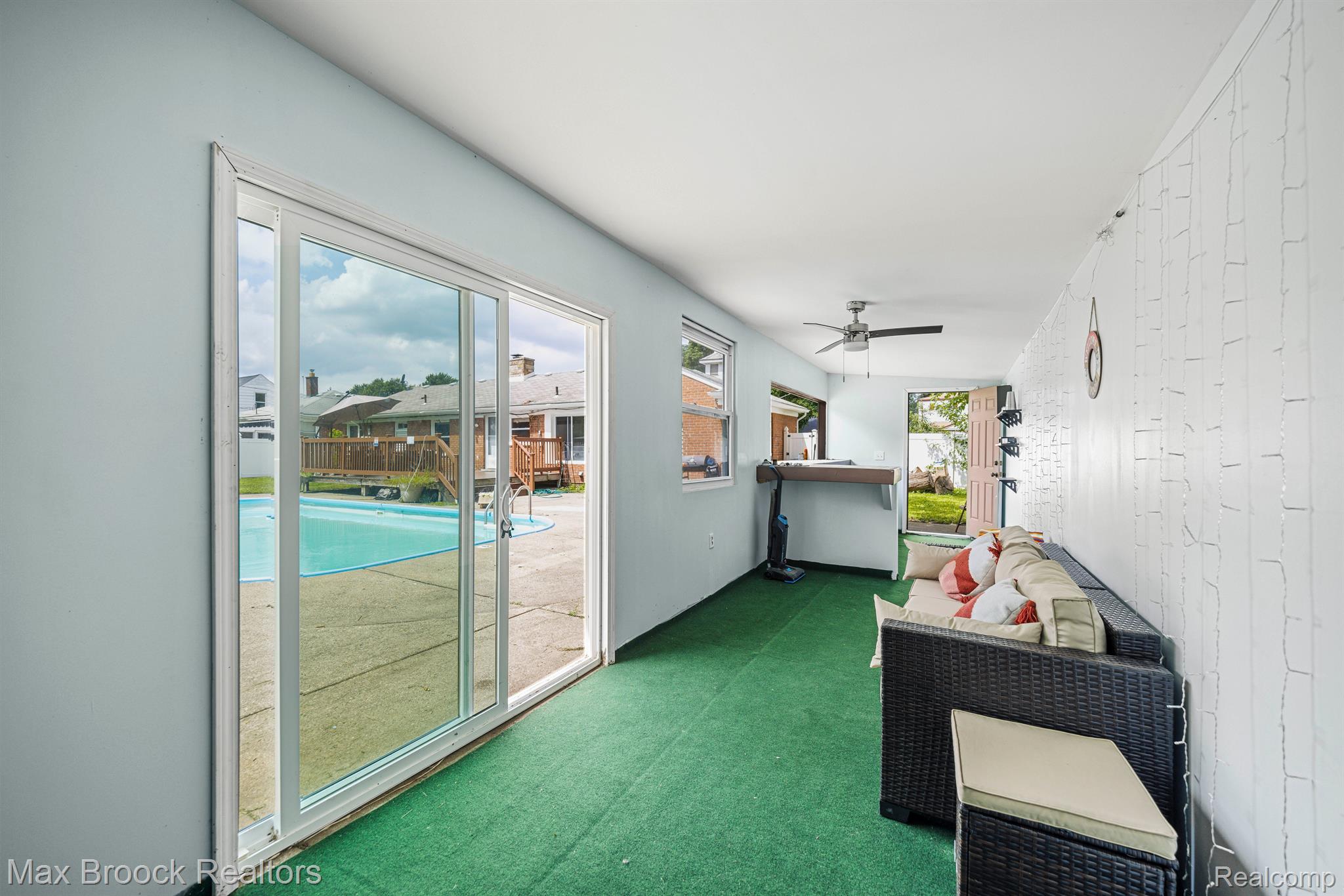 1008 E ROBERT Avenue