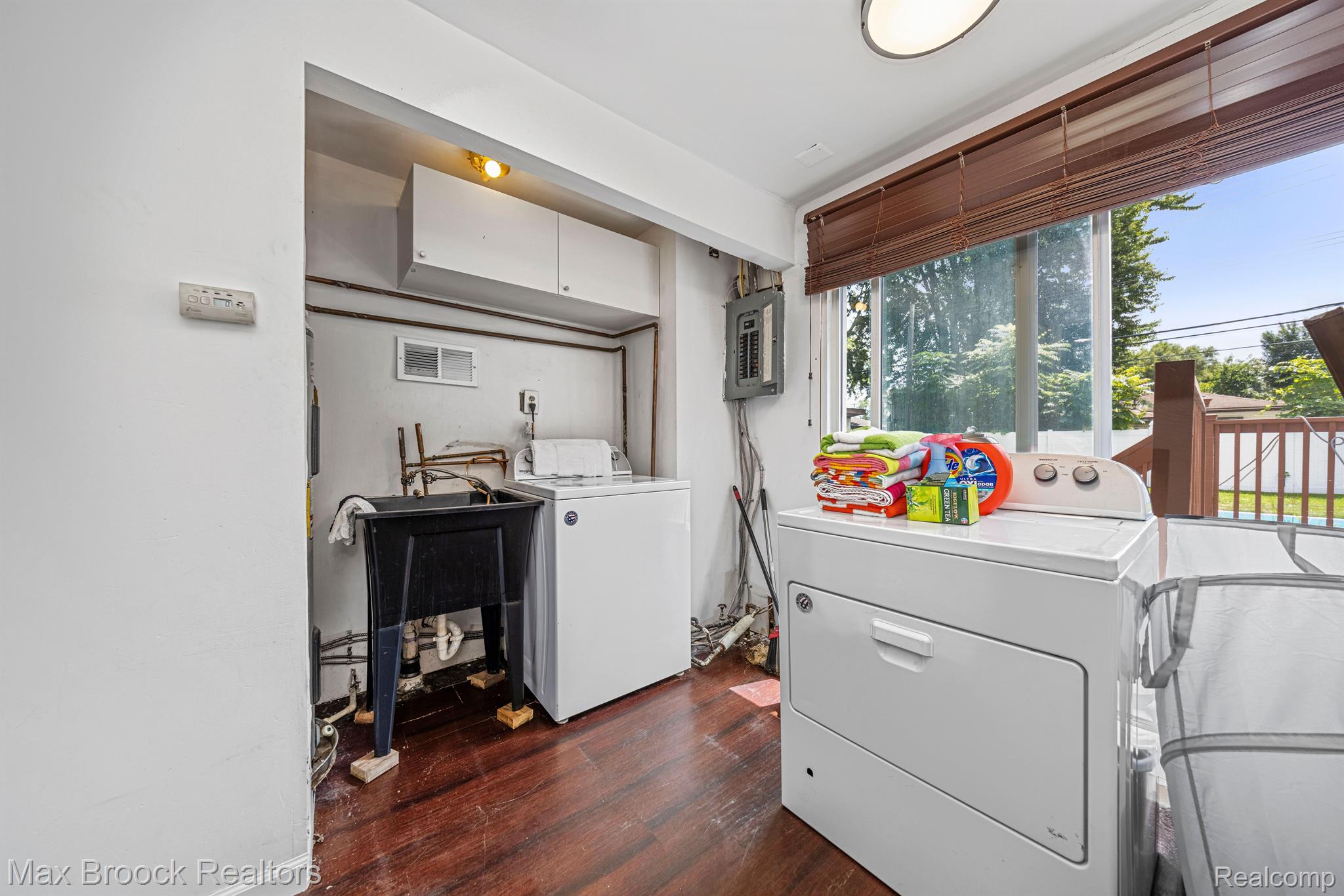 1008 E ROBERT Avenue