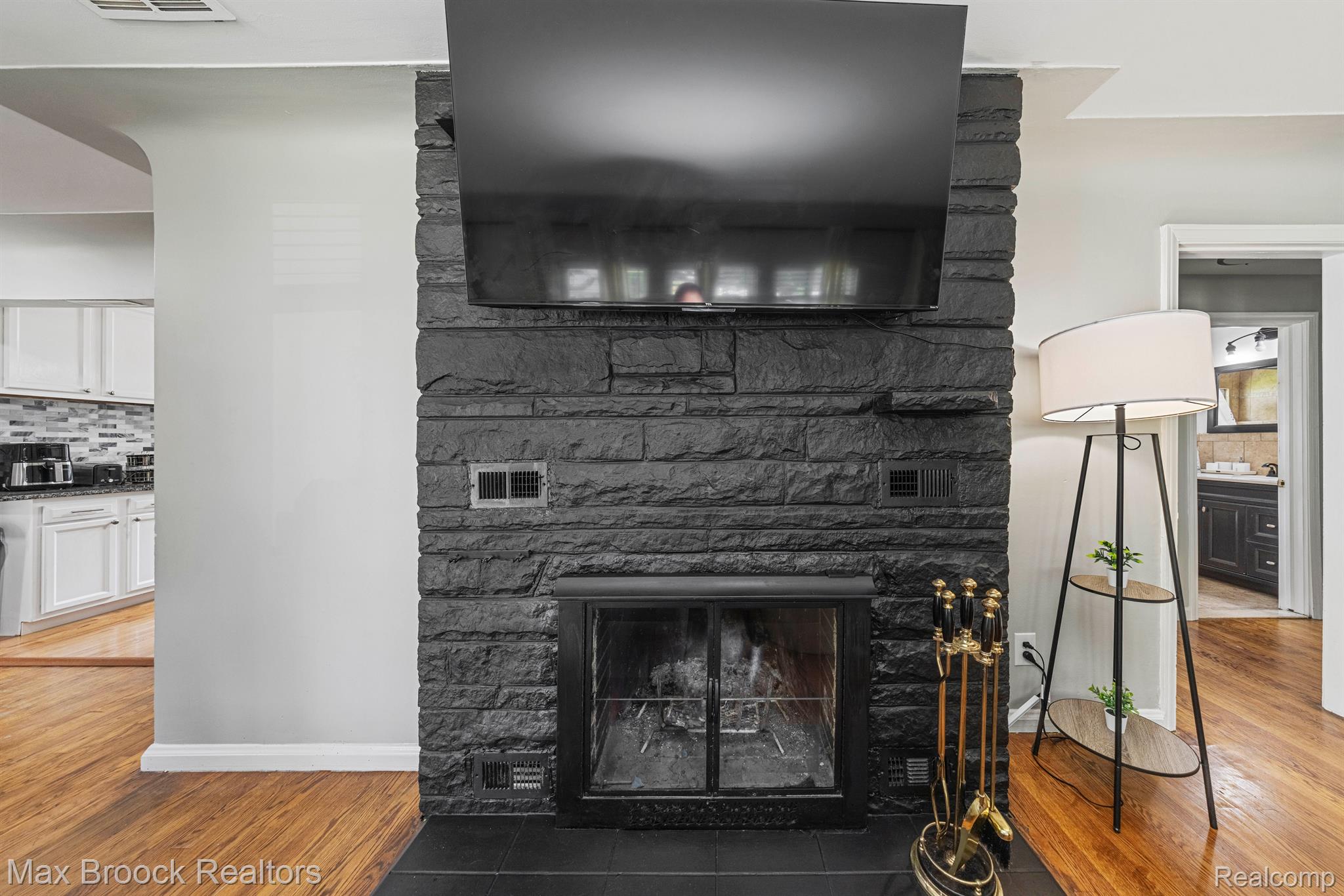 1008 E ROBERT Avenue