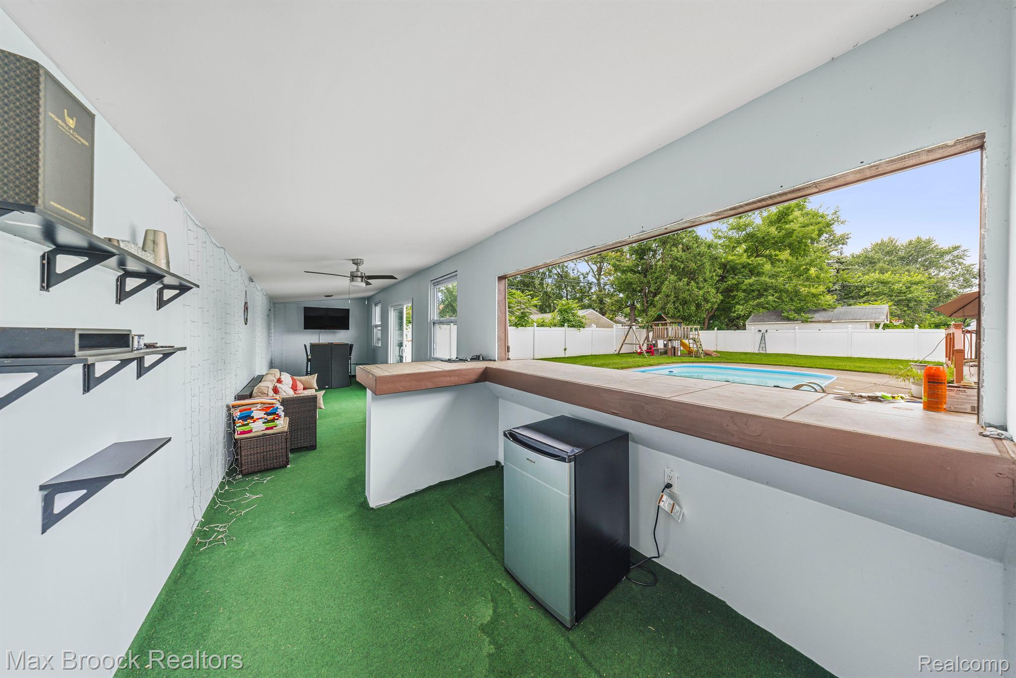 1008 E ROBERT Avenue