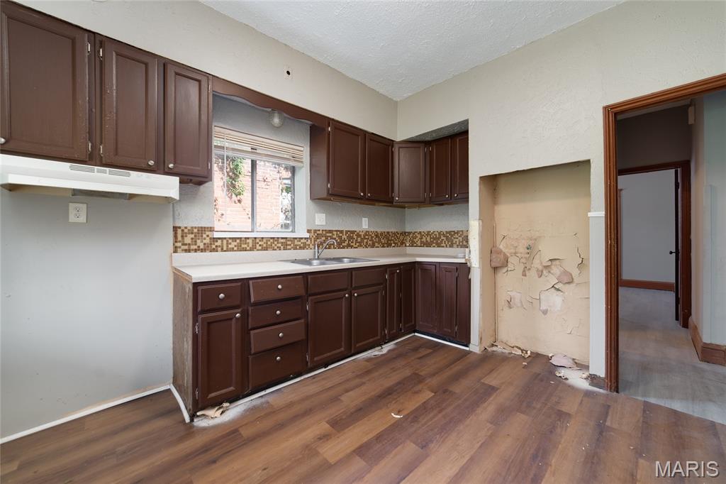 4210 E Carter Avenue