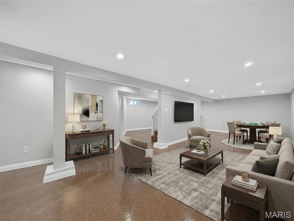 212 W Thornton Avenue