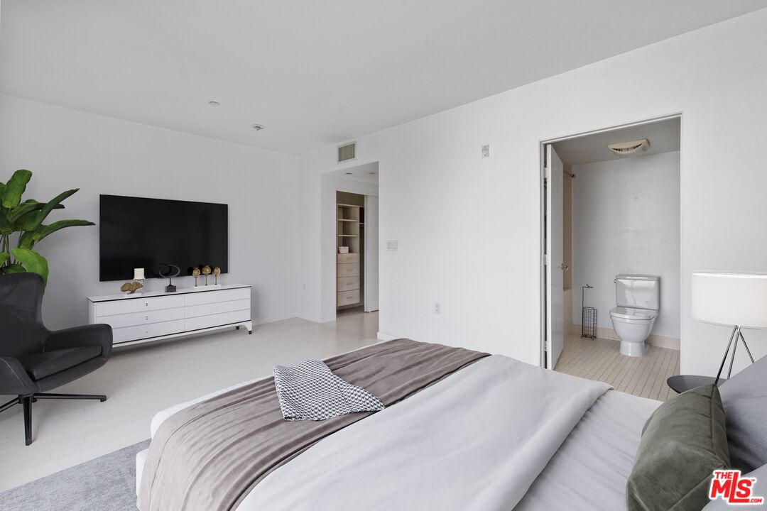 7917 Willoughby Ave Unit: 2