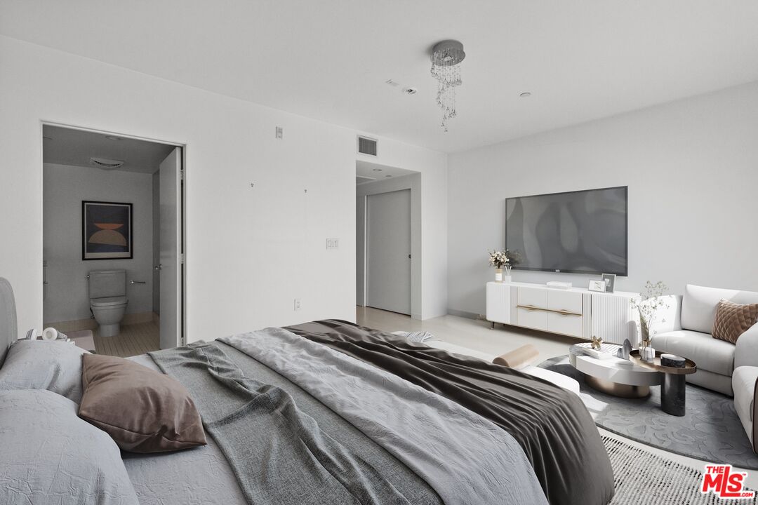 7917 Willoughby Ave Unit: 2