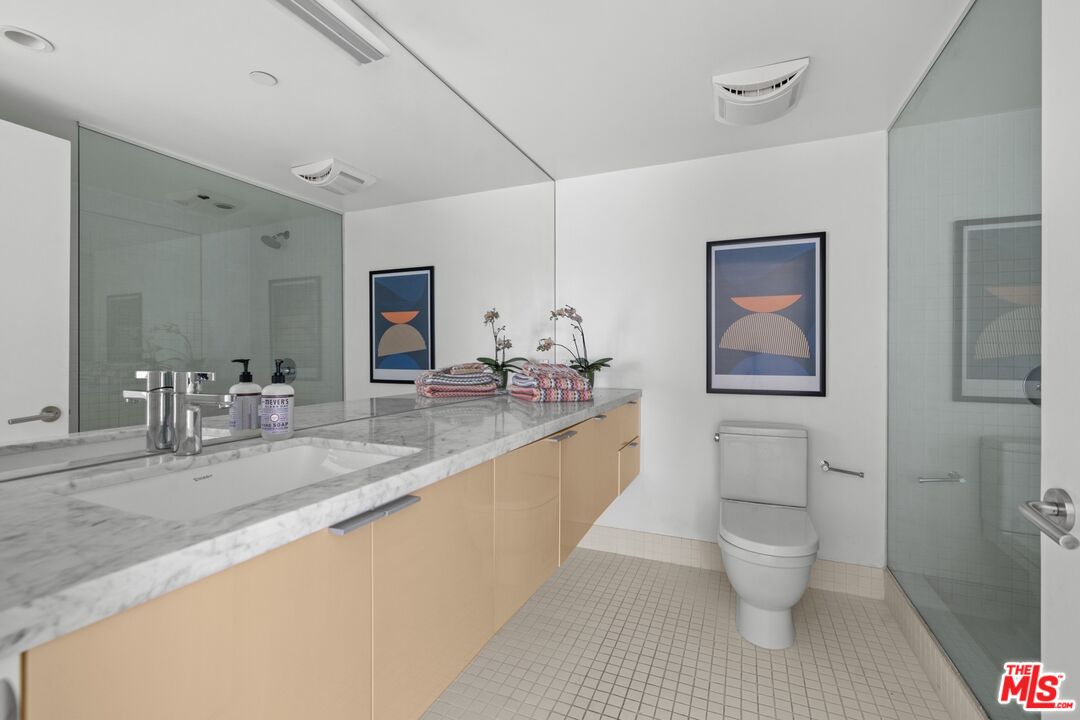 7917 Willoughby Ave Unit: 2