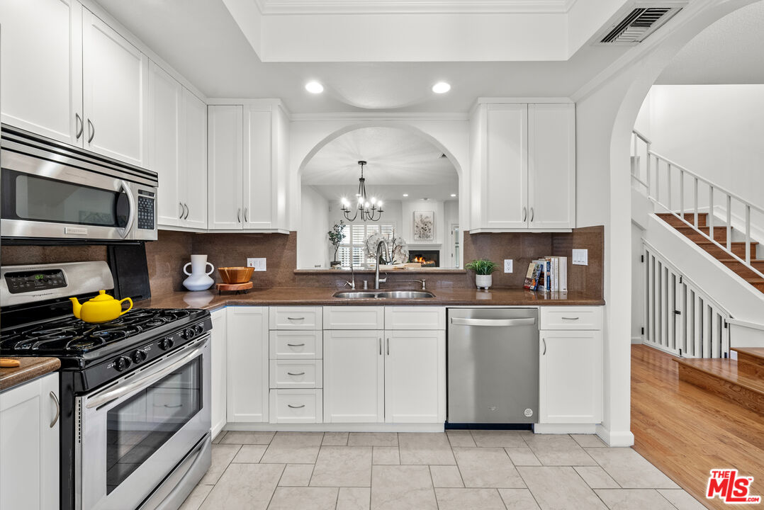 13041 Moorpark St Unit: 3