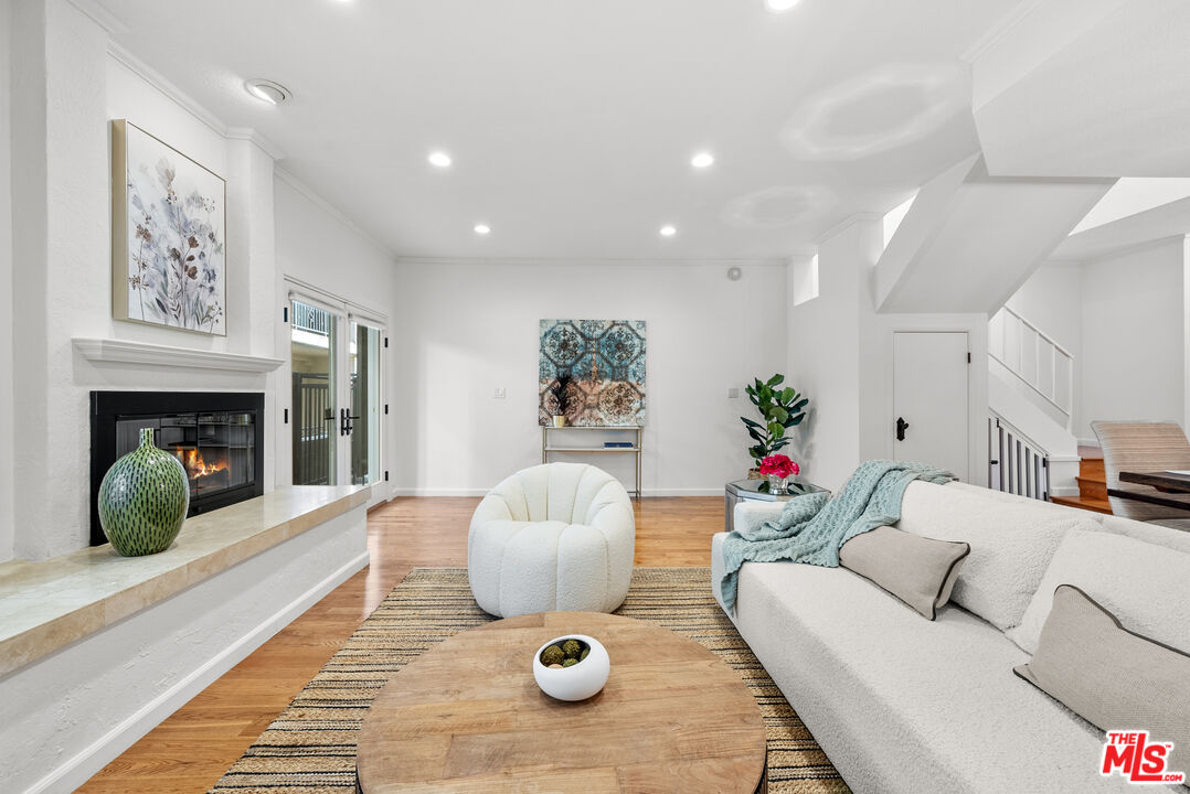 13041 Moorpark St Unit: 3