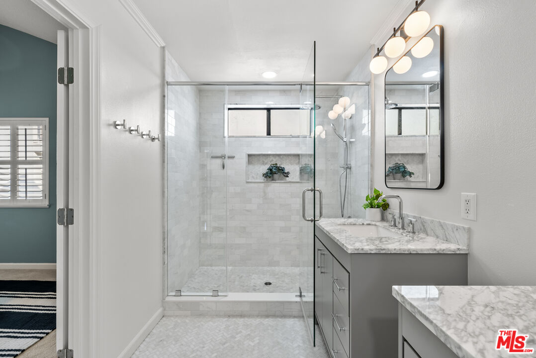13041 Moorpark St Unit: 3