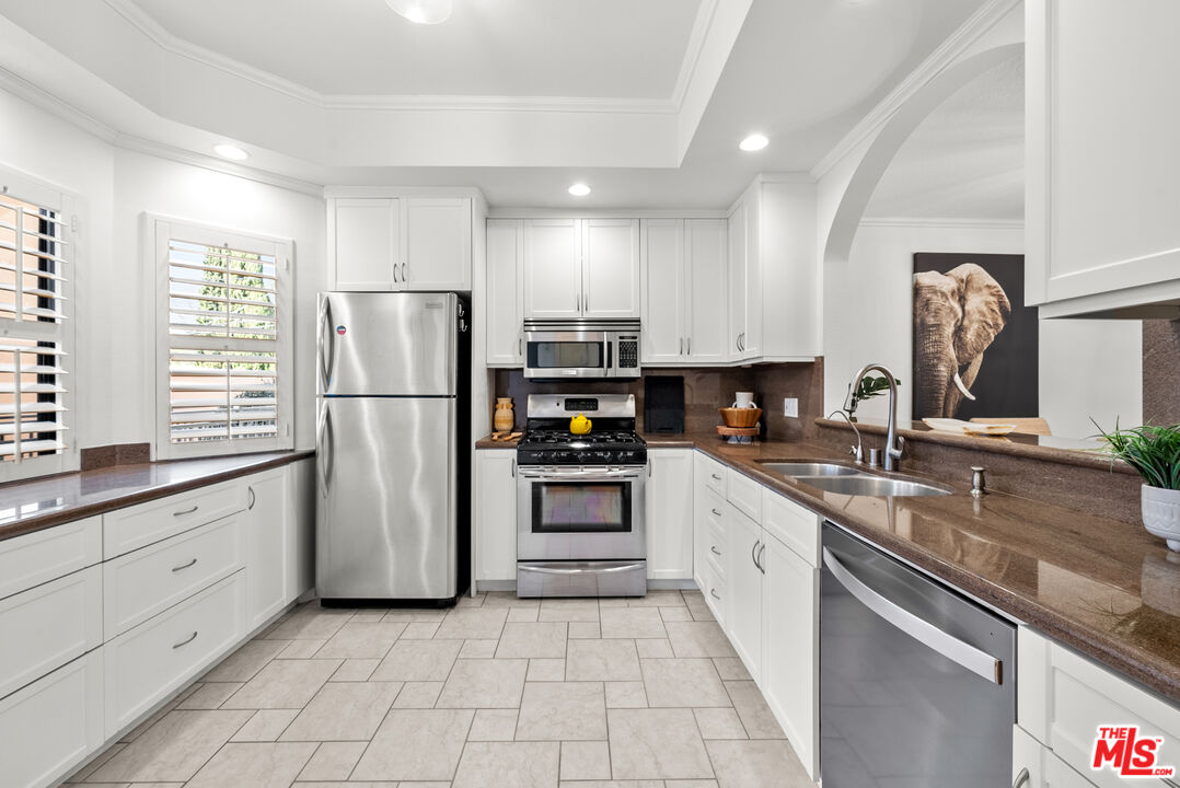 13041 Moorpark St Unit: 3