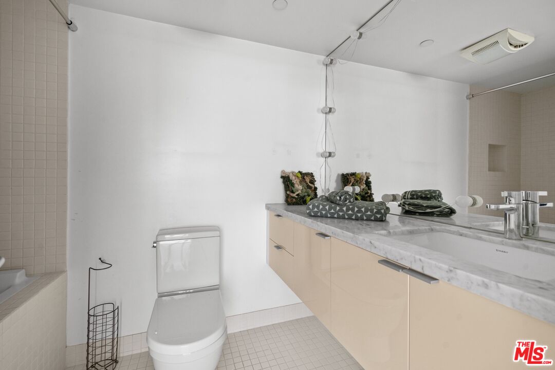 7917 Willoughby Ave Unit: 2