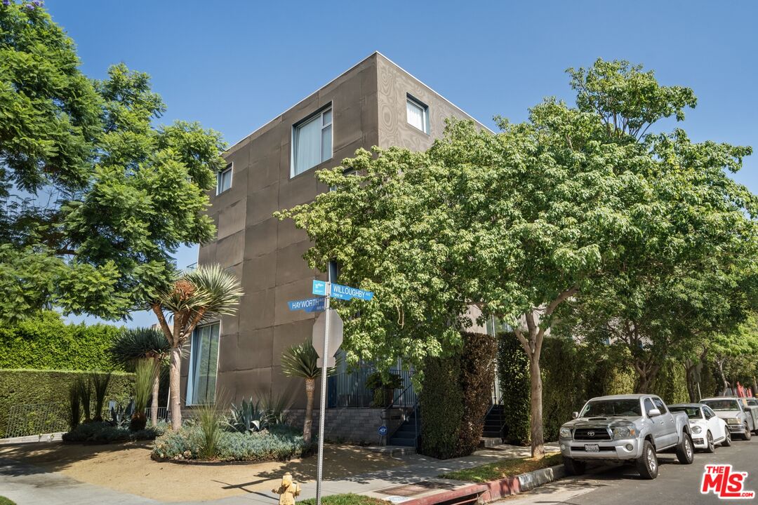 7917 Willoughby Ave Unit: 2