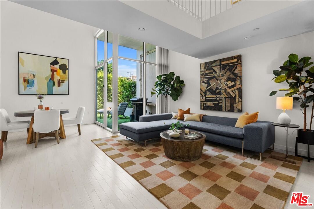 7917 Willoughby Ave Unit: 2