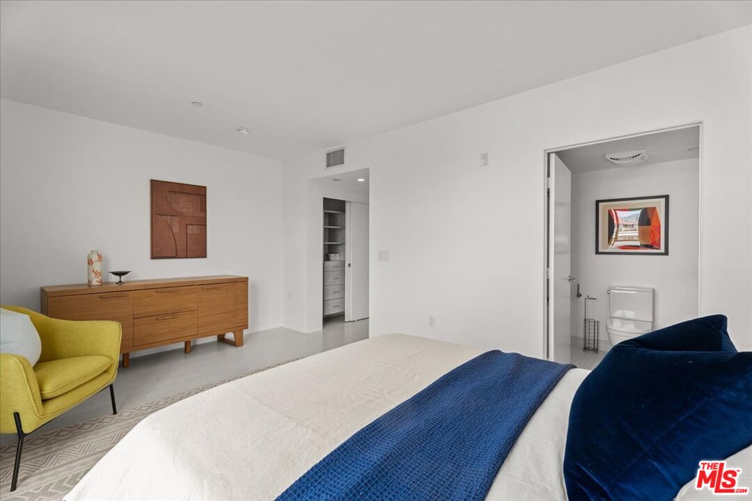 7917 Willoughby Ave Unit: 2