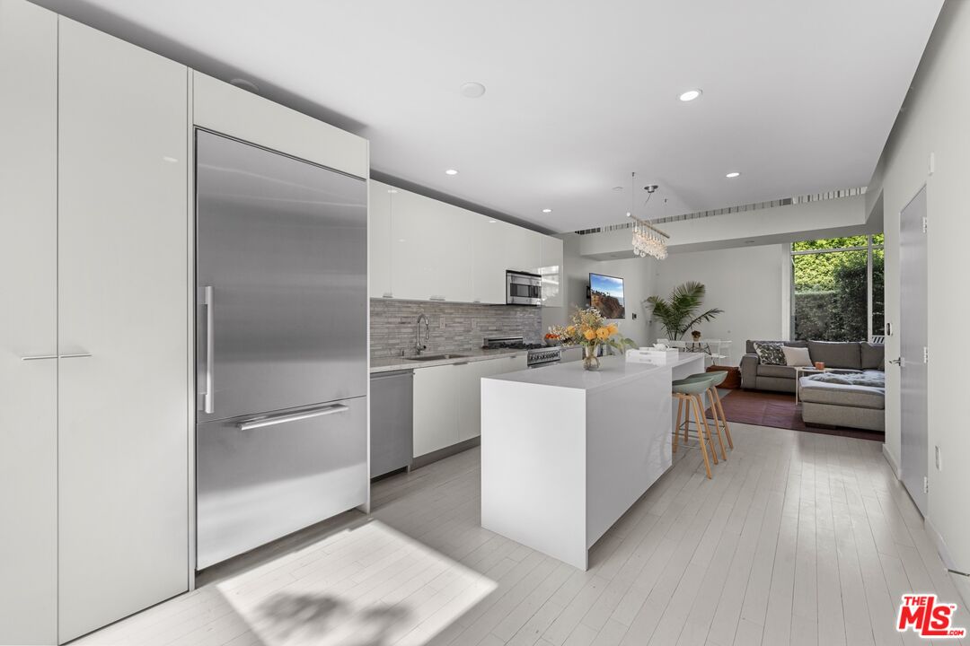 7917 Willoughby Ave Unit: 2