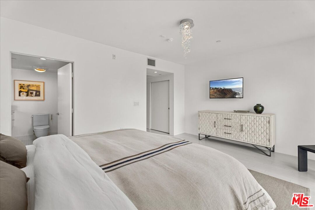 7917 Willoughby Ave Unit: 2
