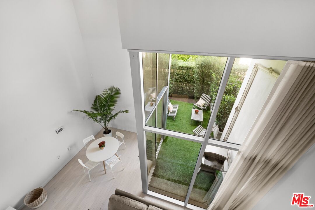 7917 Willoughby Ave Unit: 2